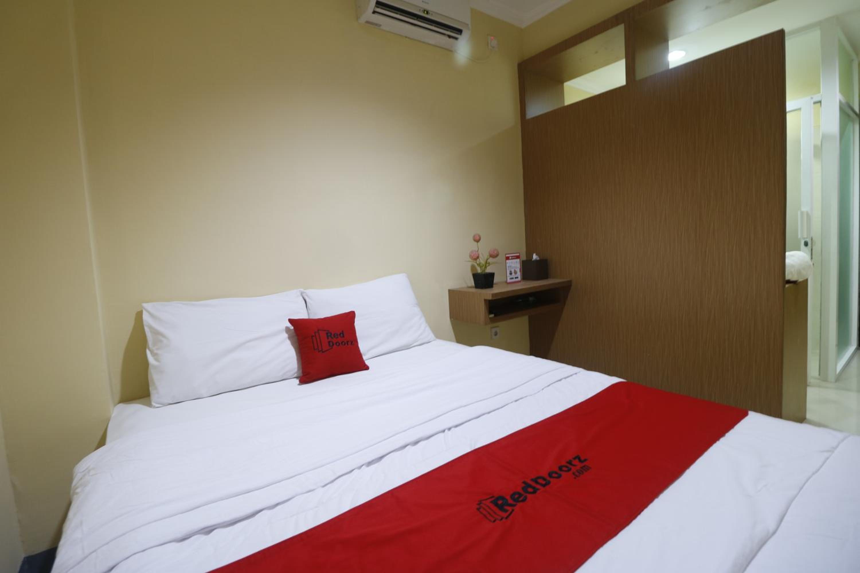 RedDoorz near ITC Cempaka Mas