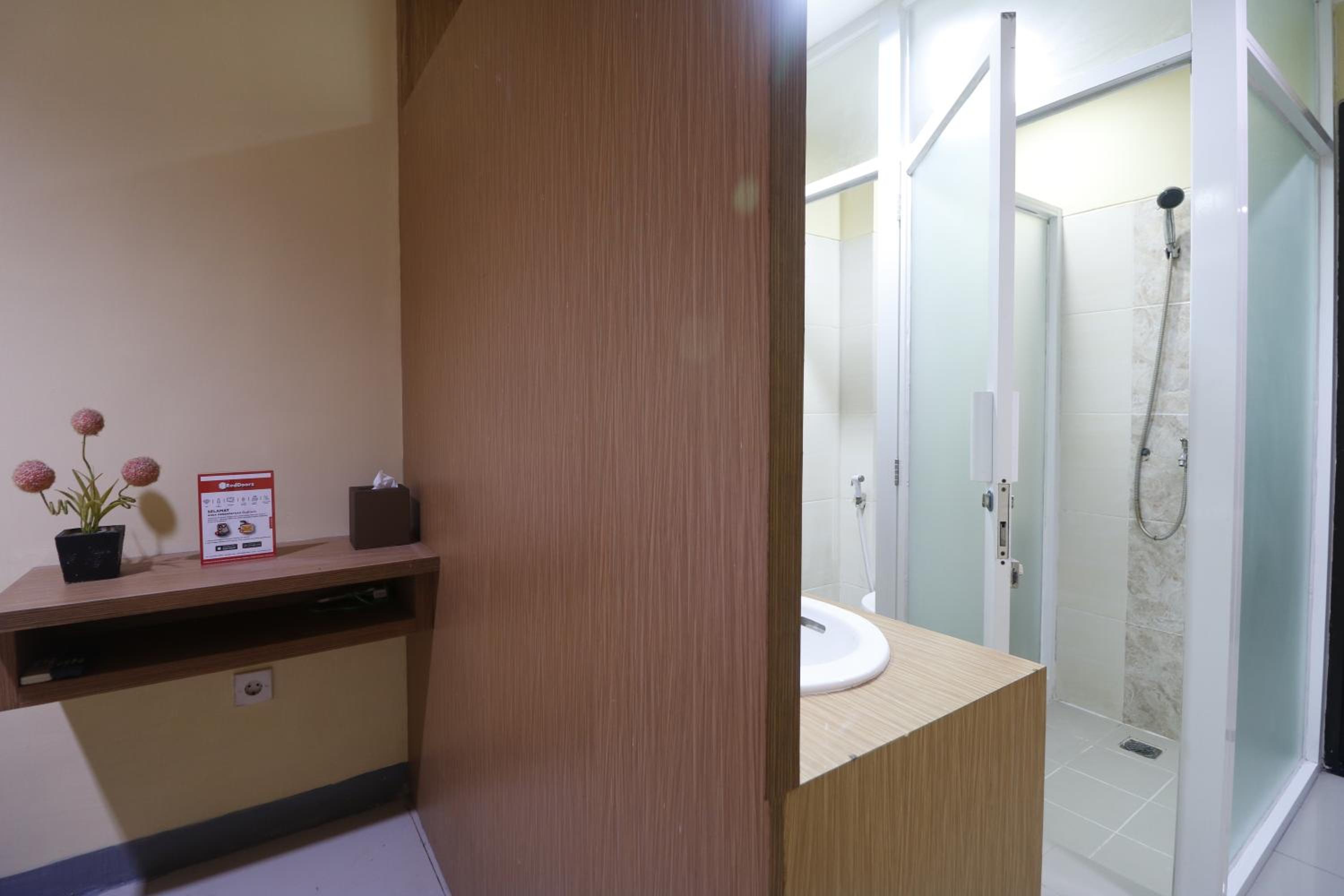 RedDoorz near ITC Cempaka Mas