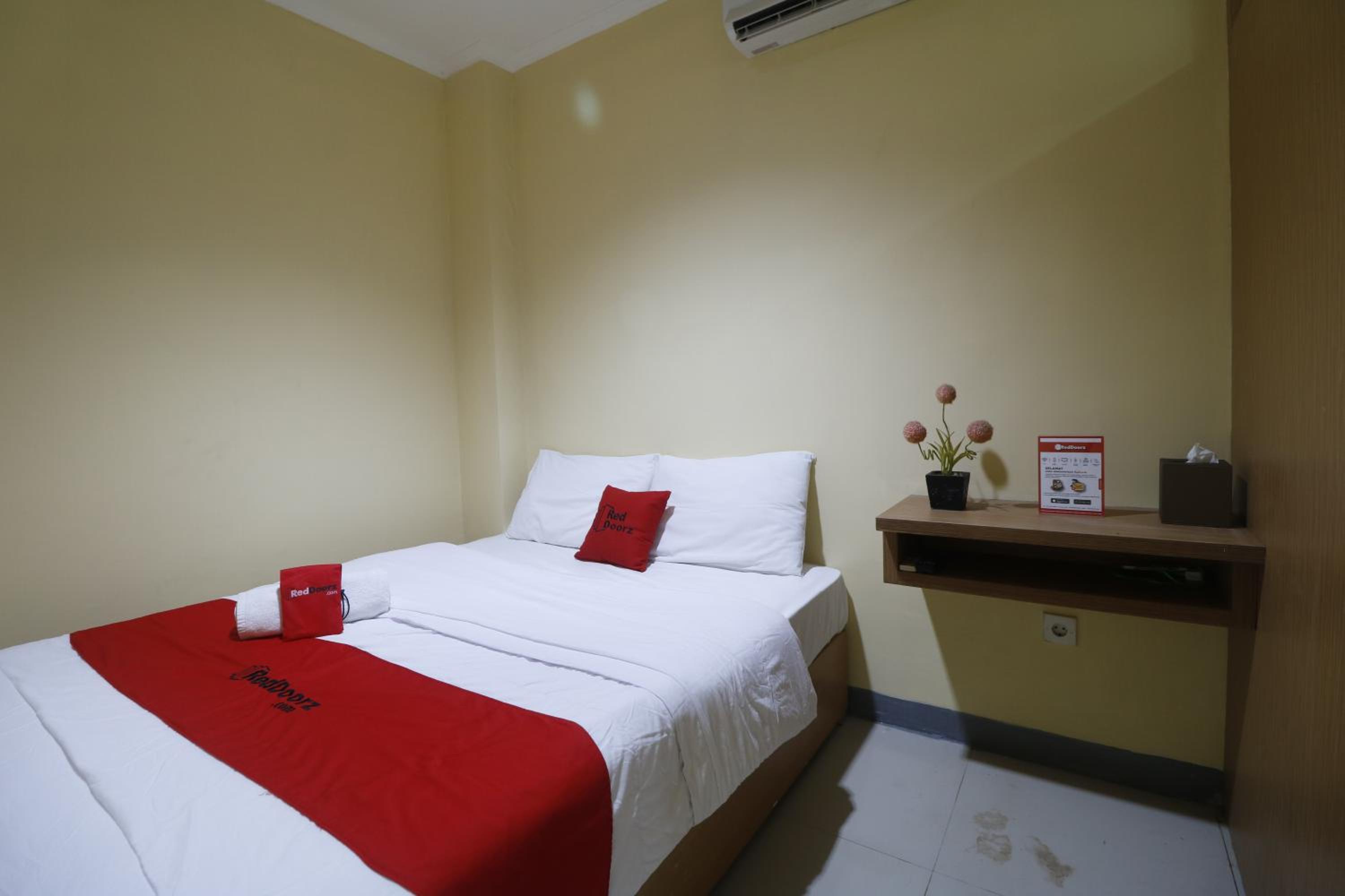 RedDoorz near ITC Cempaka Mas