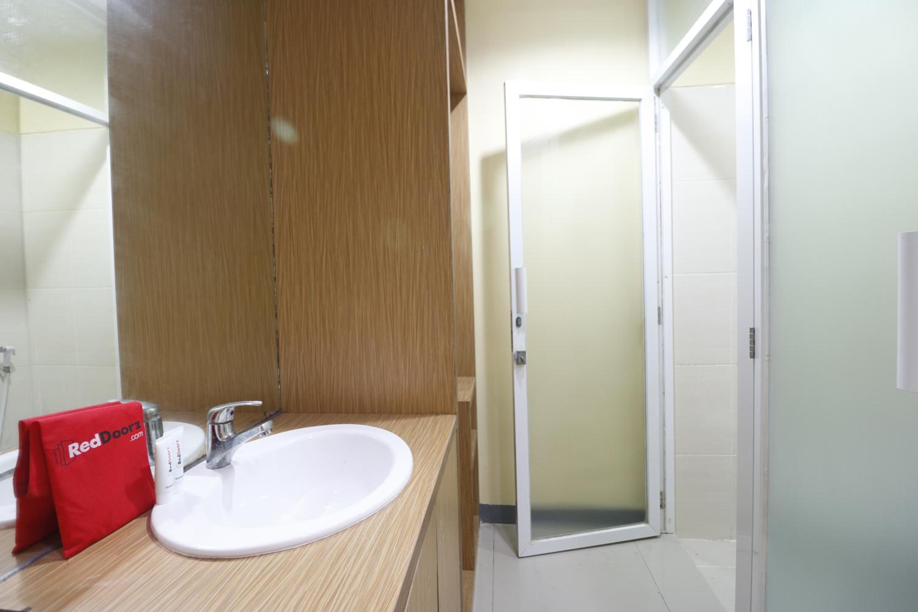 RedDoorz near ITC Cempaka Mas