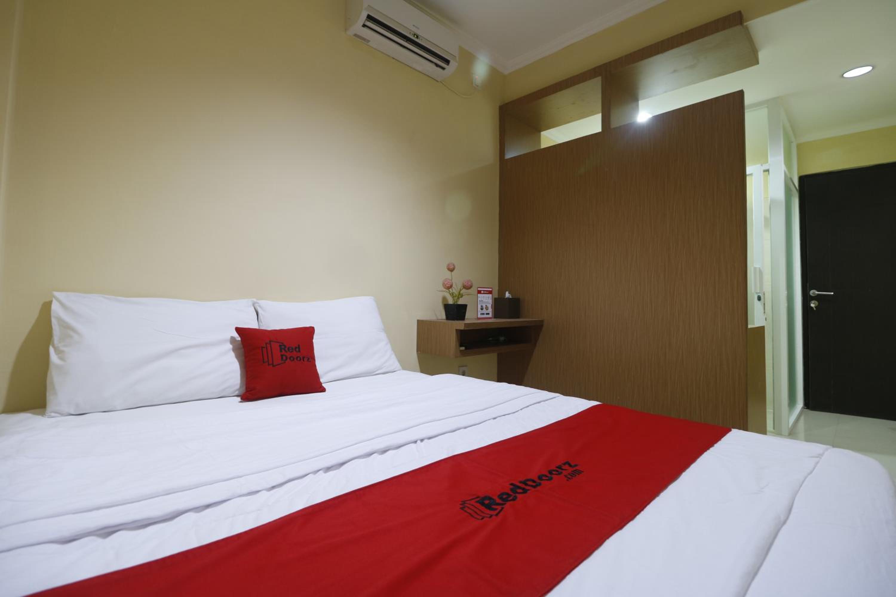 RedDoorz near ITC Cempaka Mas
