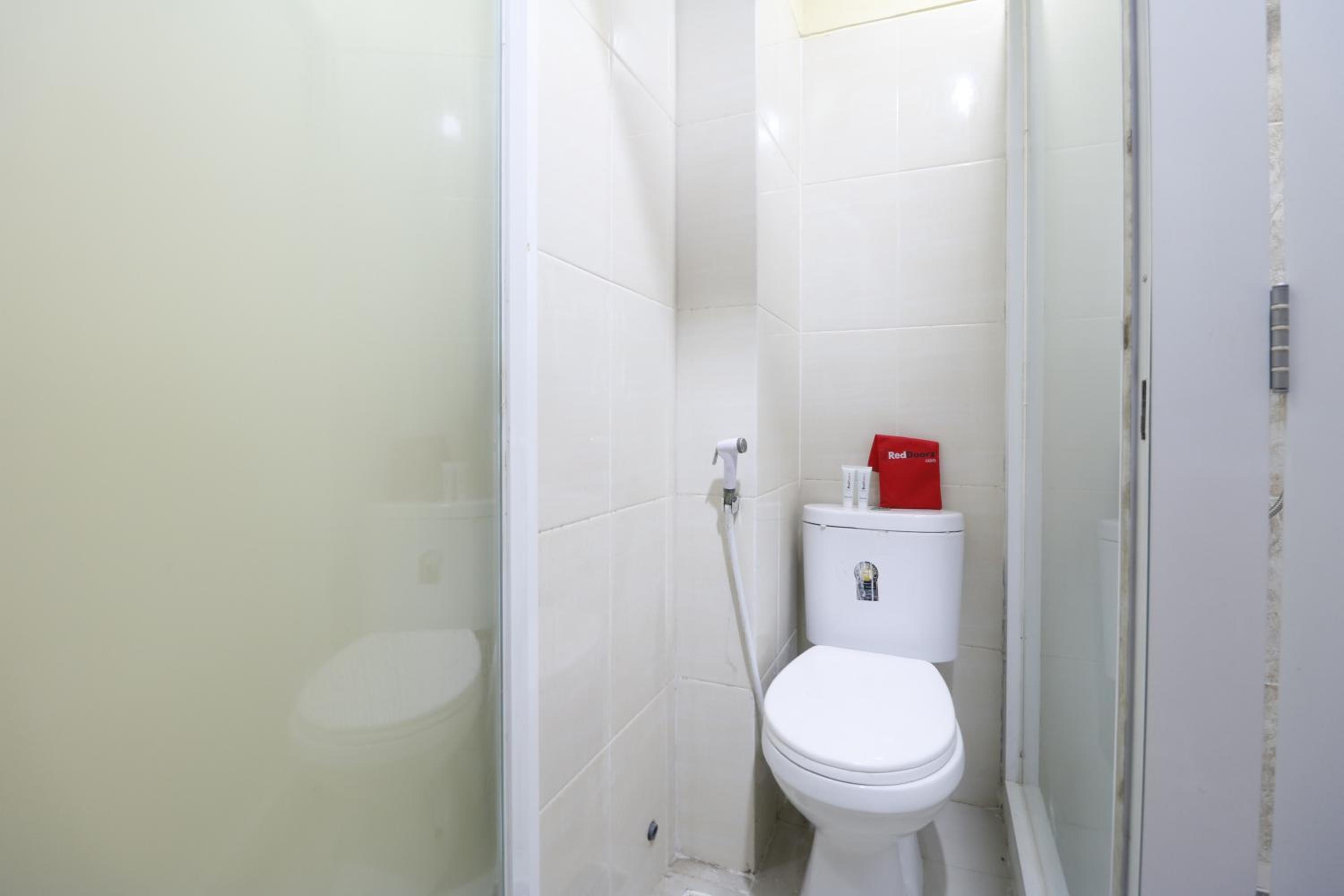 RedDoorz near ITC Cempaka Mas