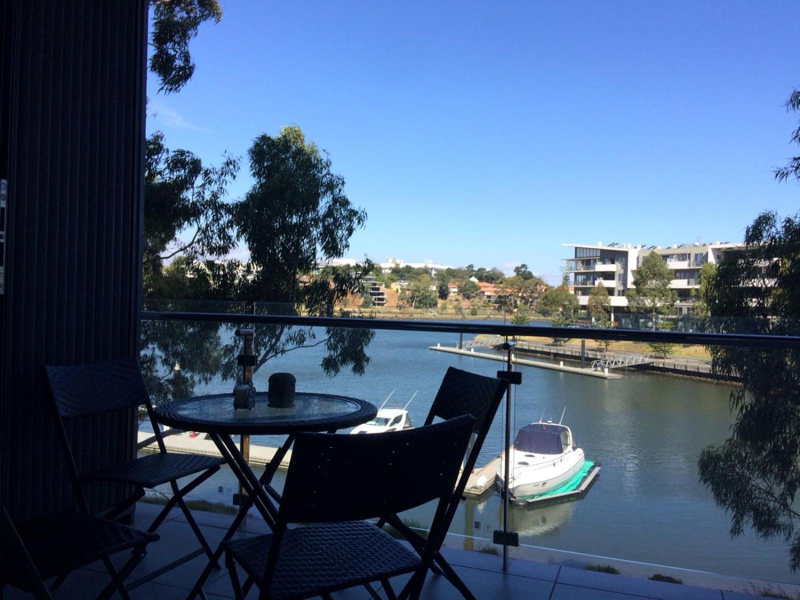 Marina View Apartment on the Maribyrnong River, Melbourne - Image 2