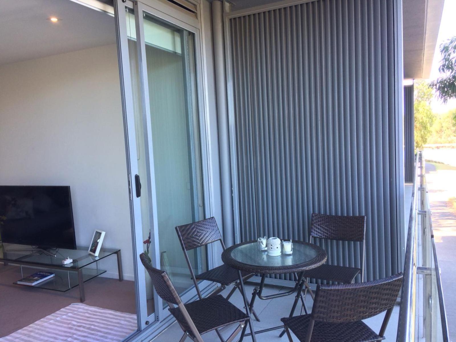 Marina View Apartment on the Maribyrnong River, Melbourne - Image 3