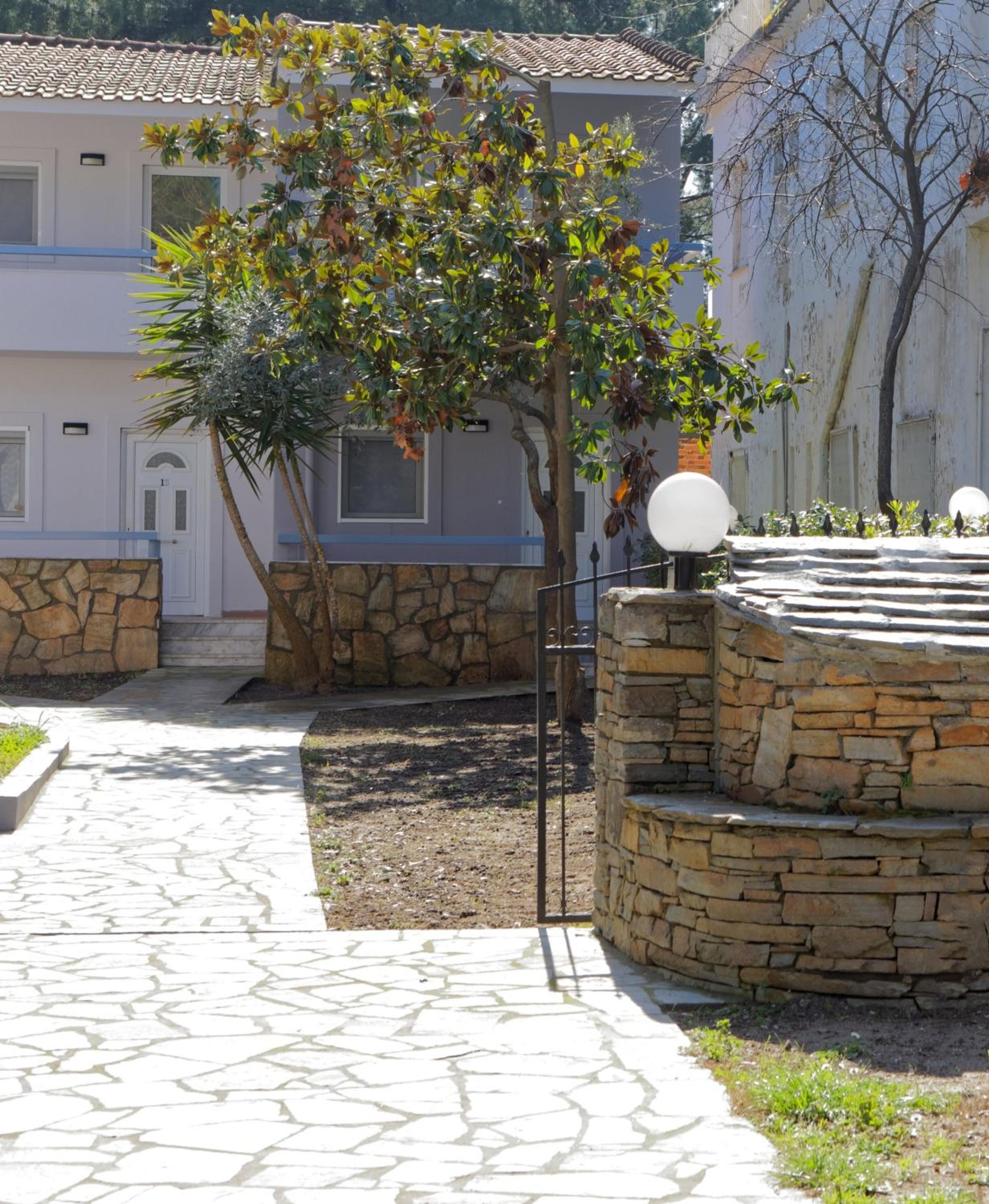 BLEU - VERT en Prinos — children's play area