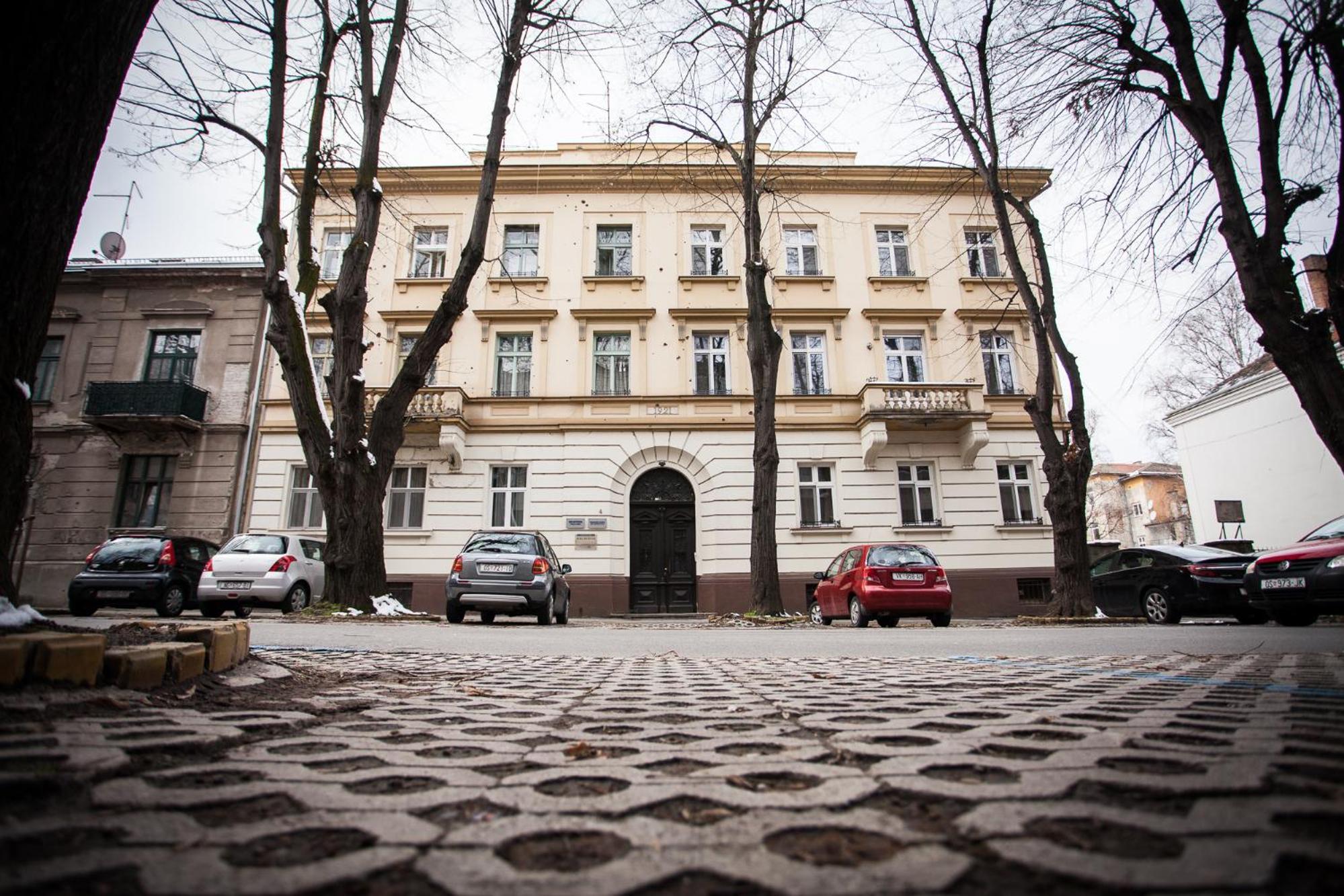 Hotel The Bridge - private parking - Image 1