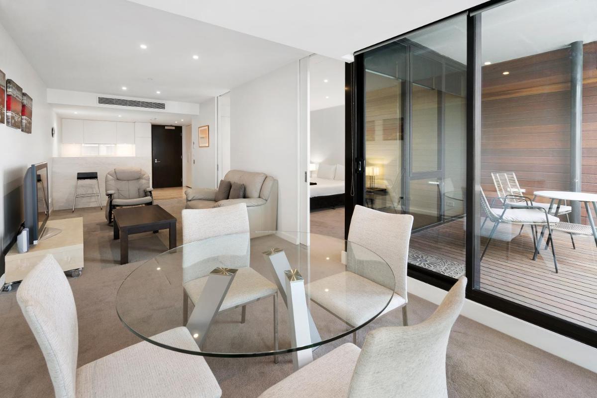 Edgewater 207