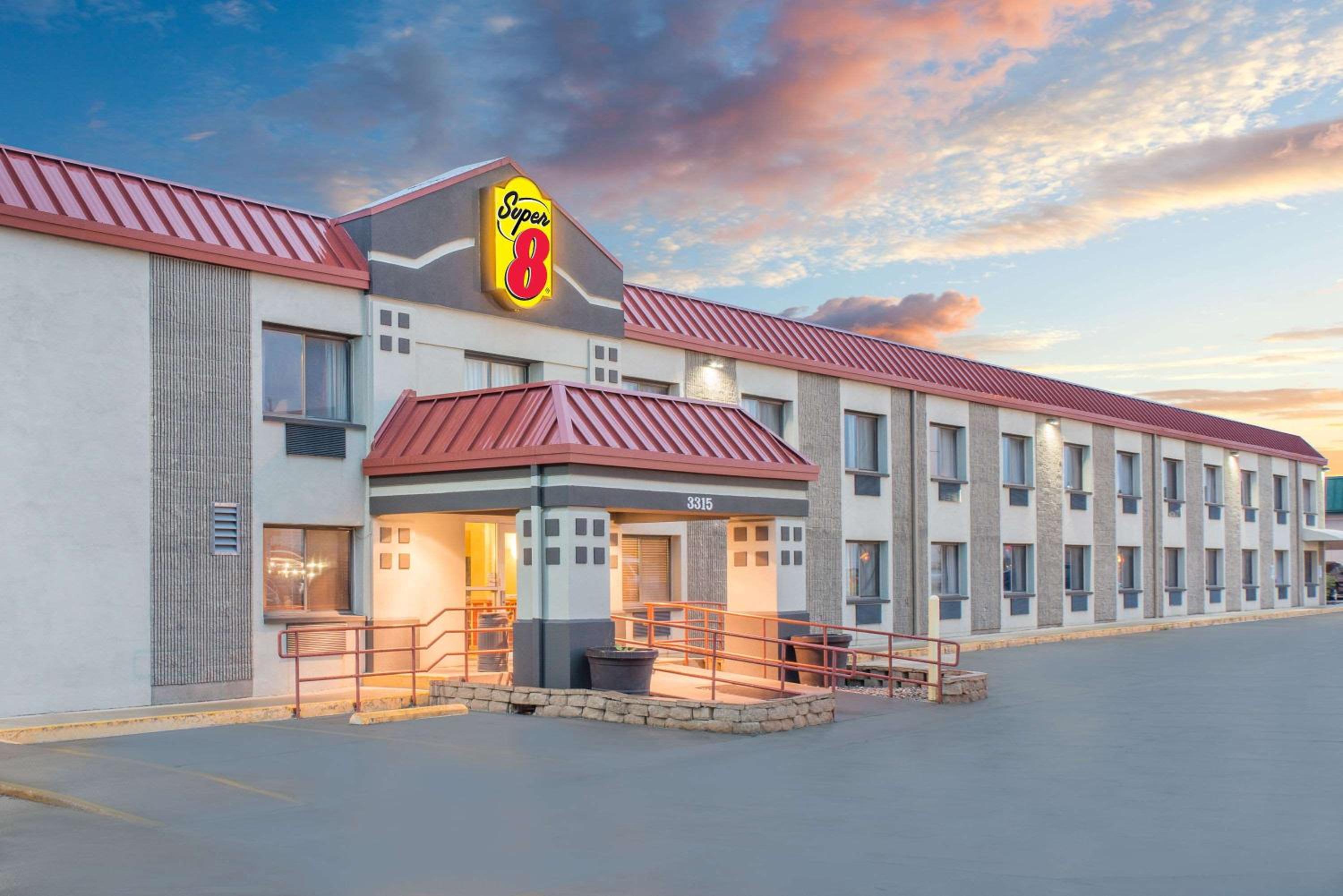 Super 8 by Wyndham Marshalltown view 2