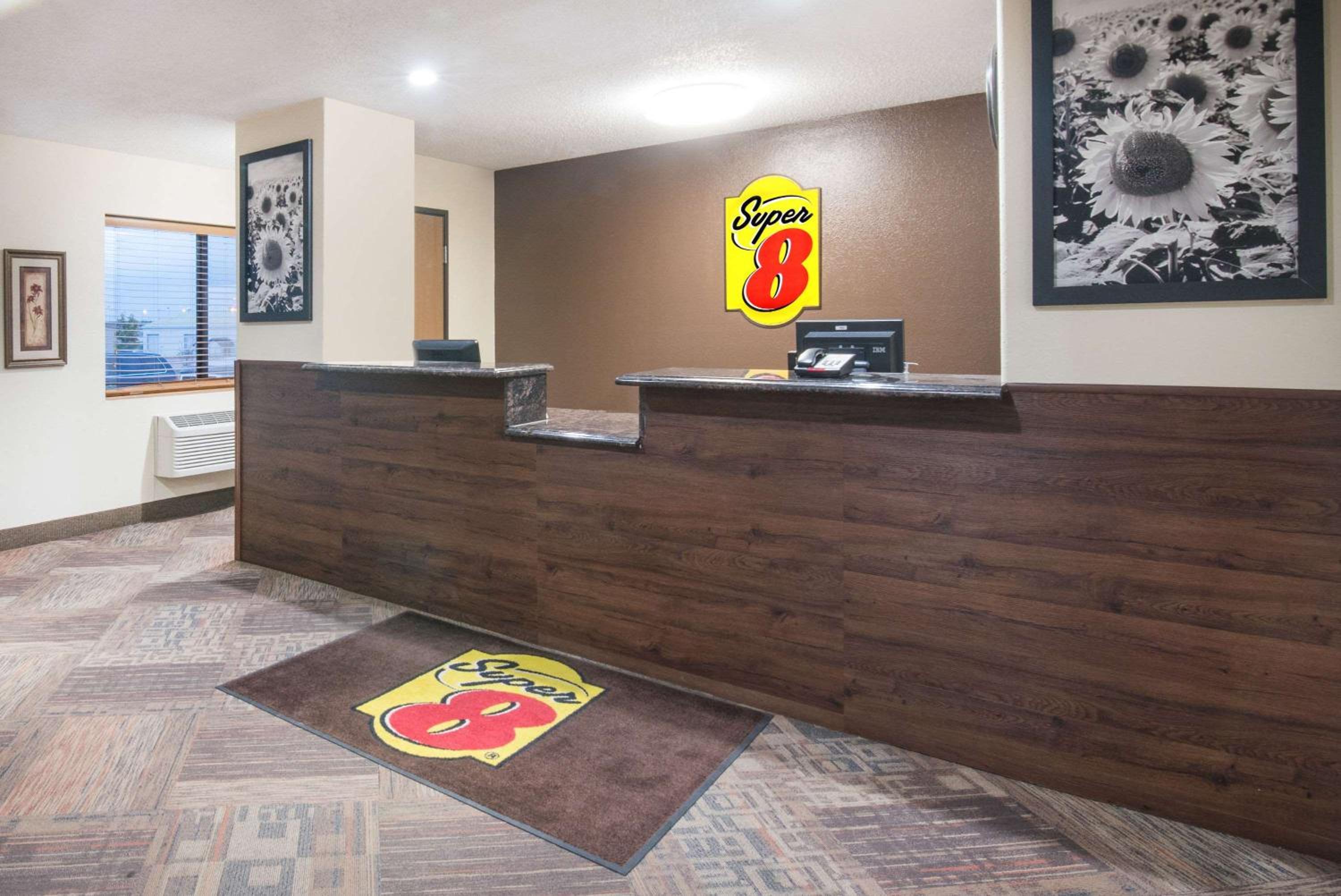 Super 8 by Wyndham Jamestown