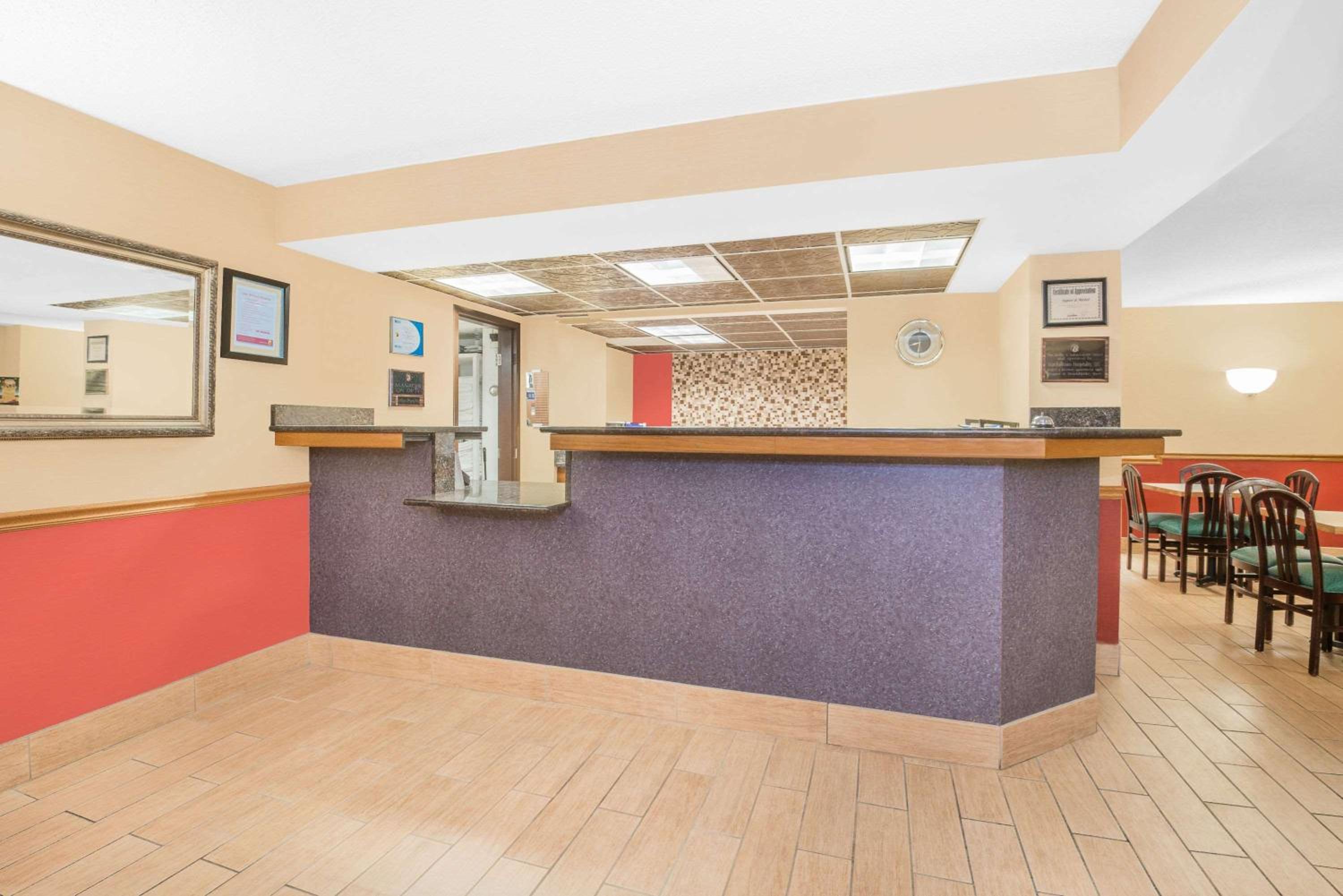 Super 8 by Wyndham Marshalltown view 3