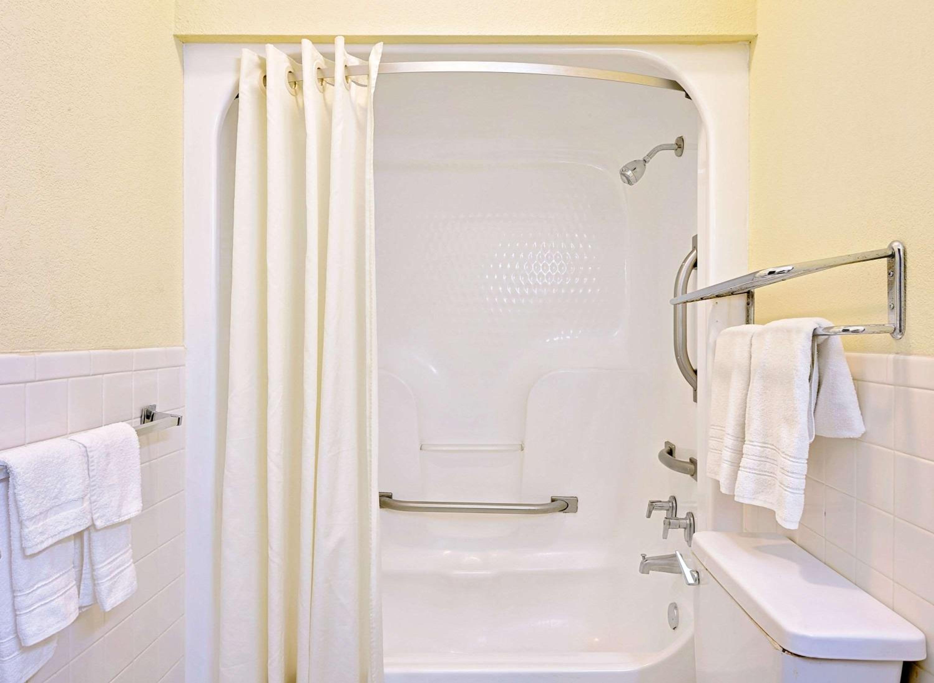 Laurel Vacations - Super 8 by Wyndham Laurel - Property Image 24