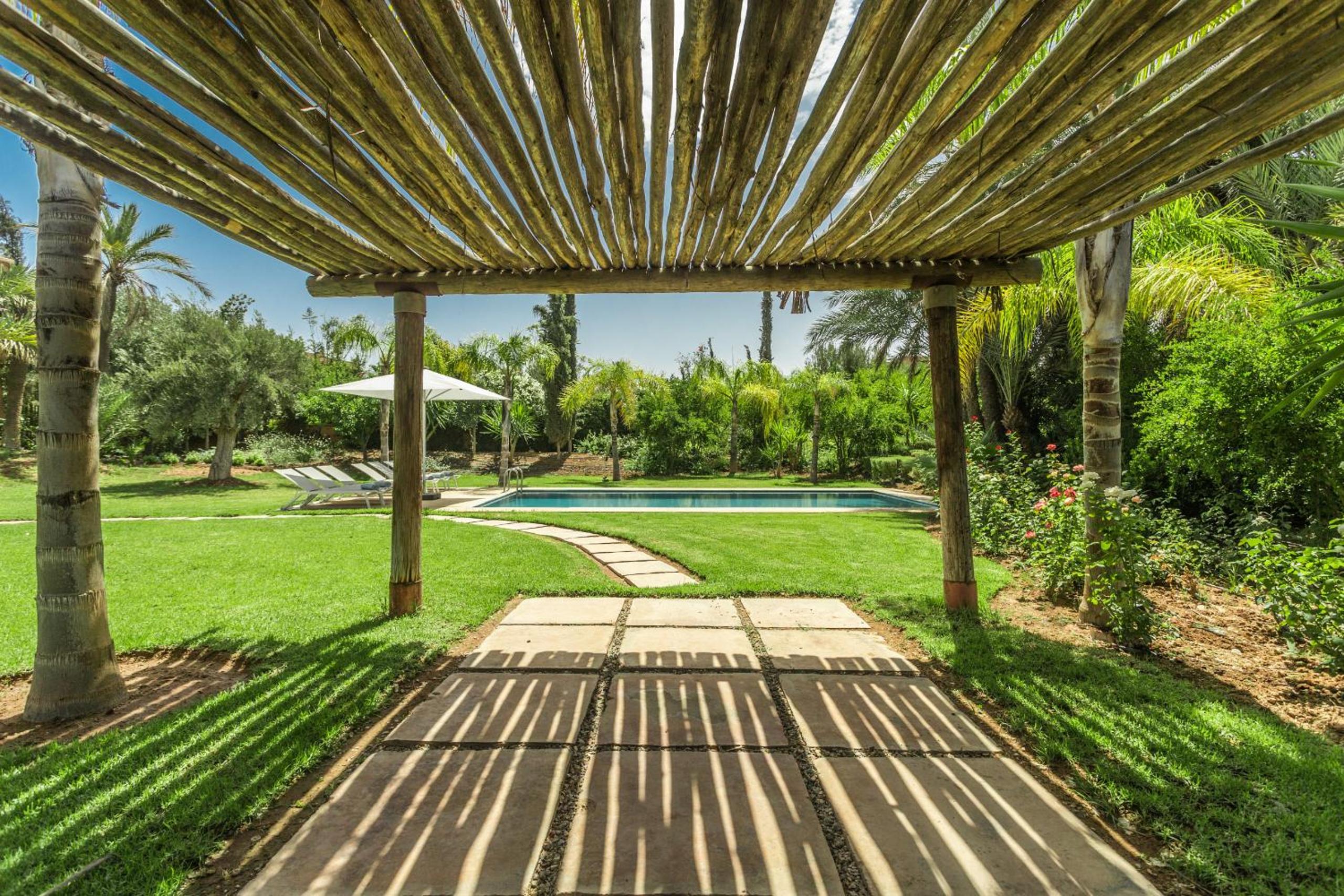 Villa YENMOZ en exclusivité avec piscine privée dans la Palmeraie view 4