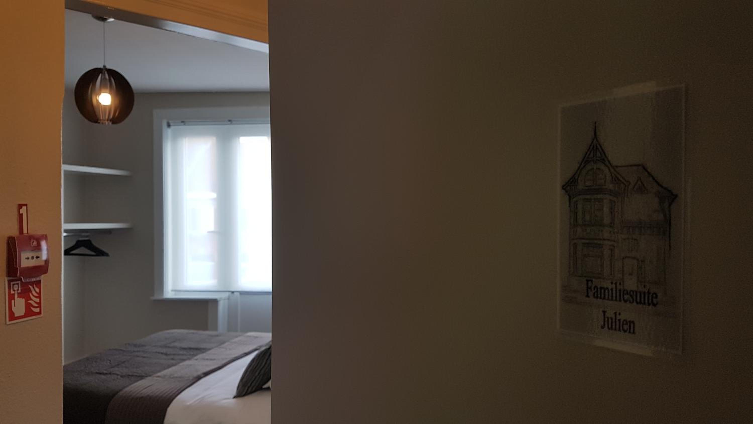 B&B Charles Cabour