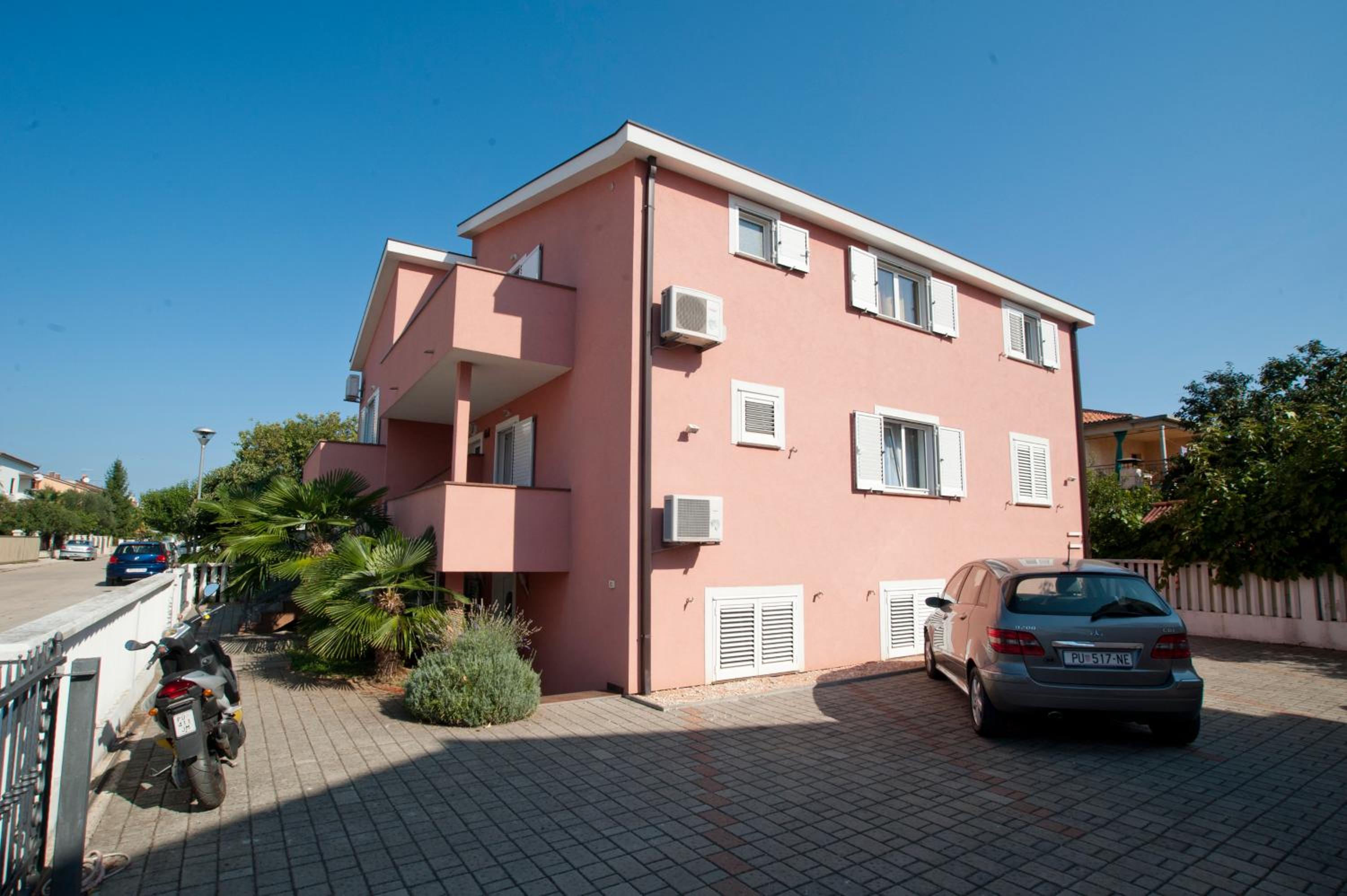 Apartments Maric with parking view 2