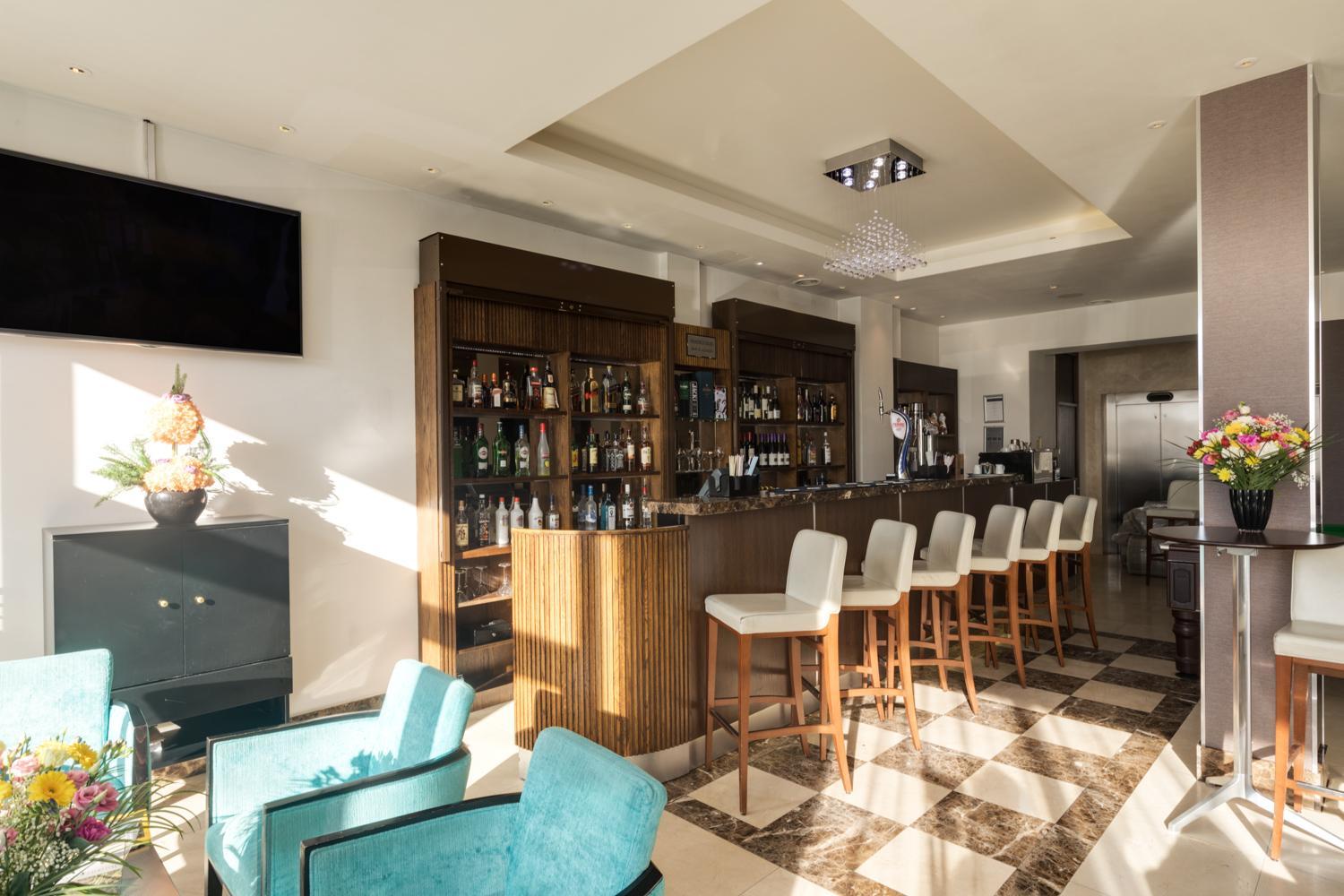 Hounslow Vacations - Park Grand Heathrow - Property Image 2