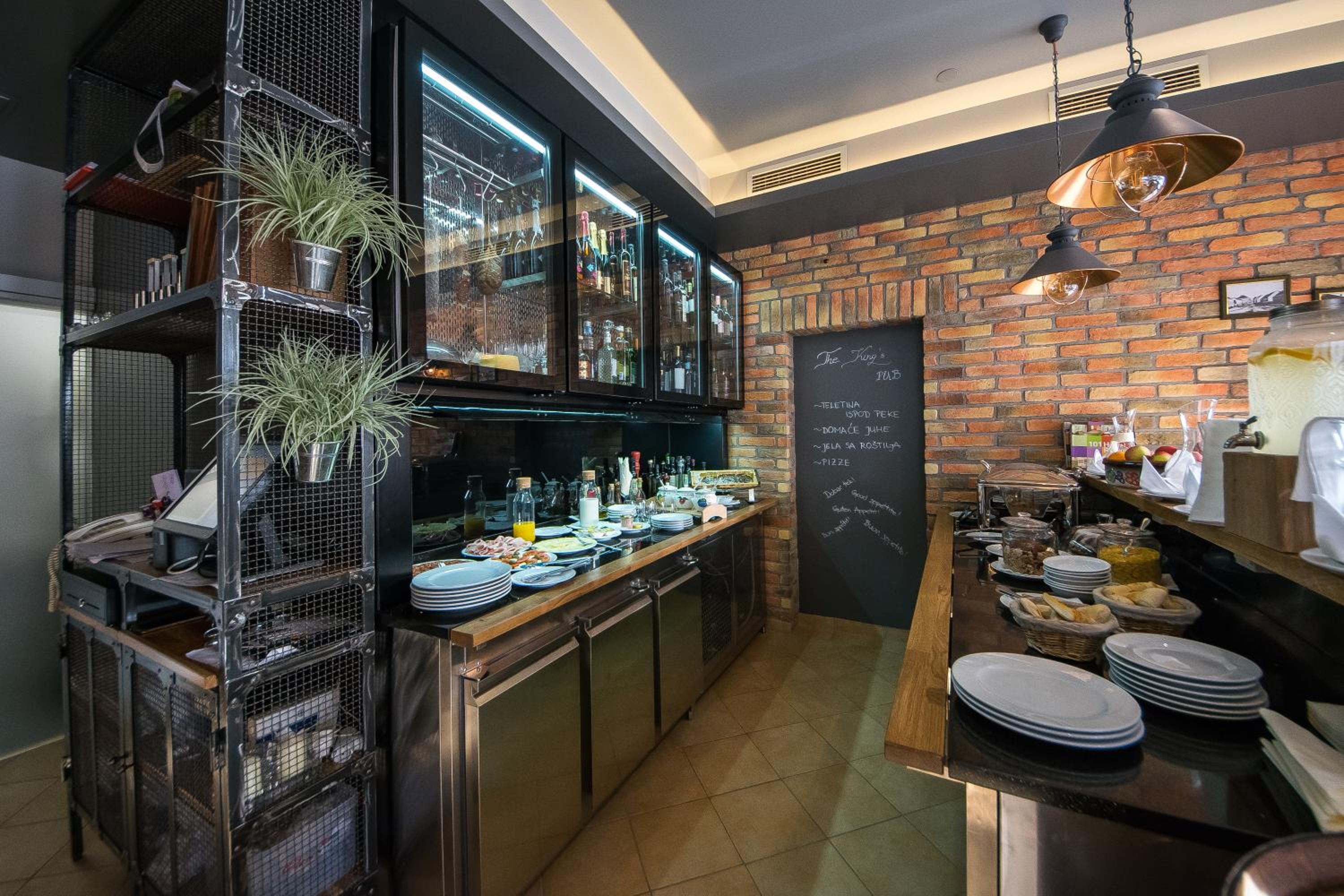 Hotel Rooms The King's Pub - Image 1