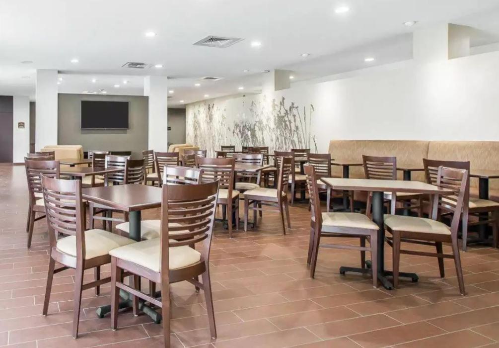 Hannibal Vacations - Sleep Inn  Suites Hannibal - Property Image 3