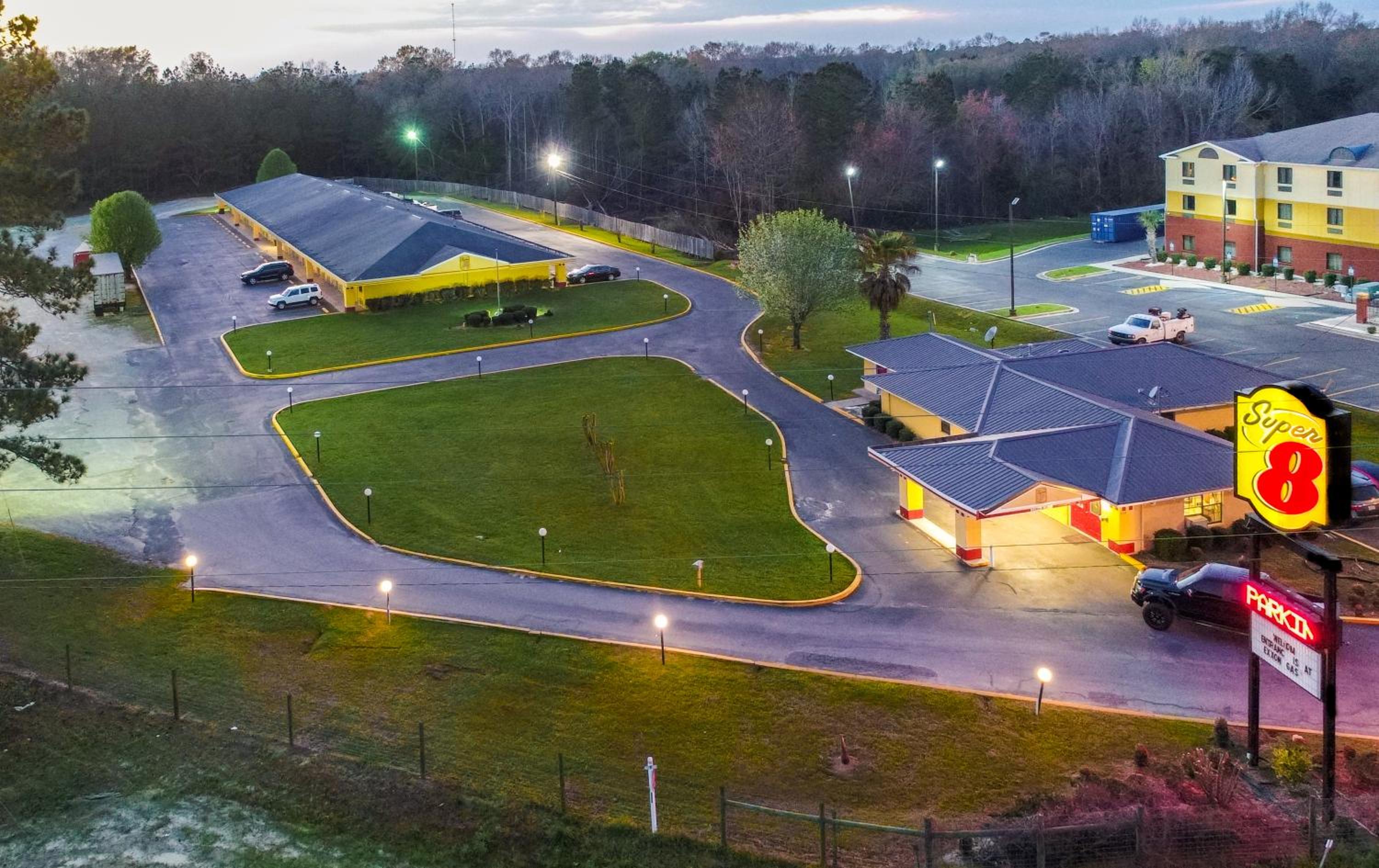 Super 8 by Wyndham Chipley - Property Image 8