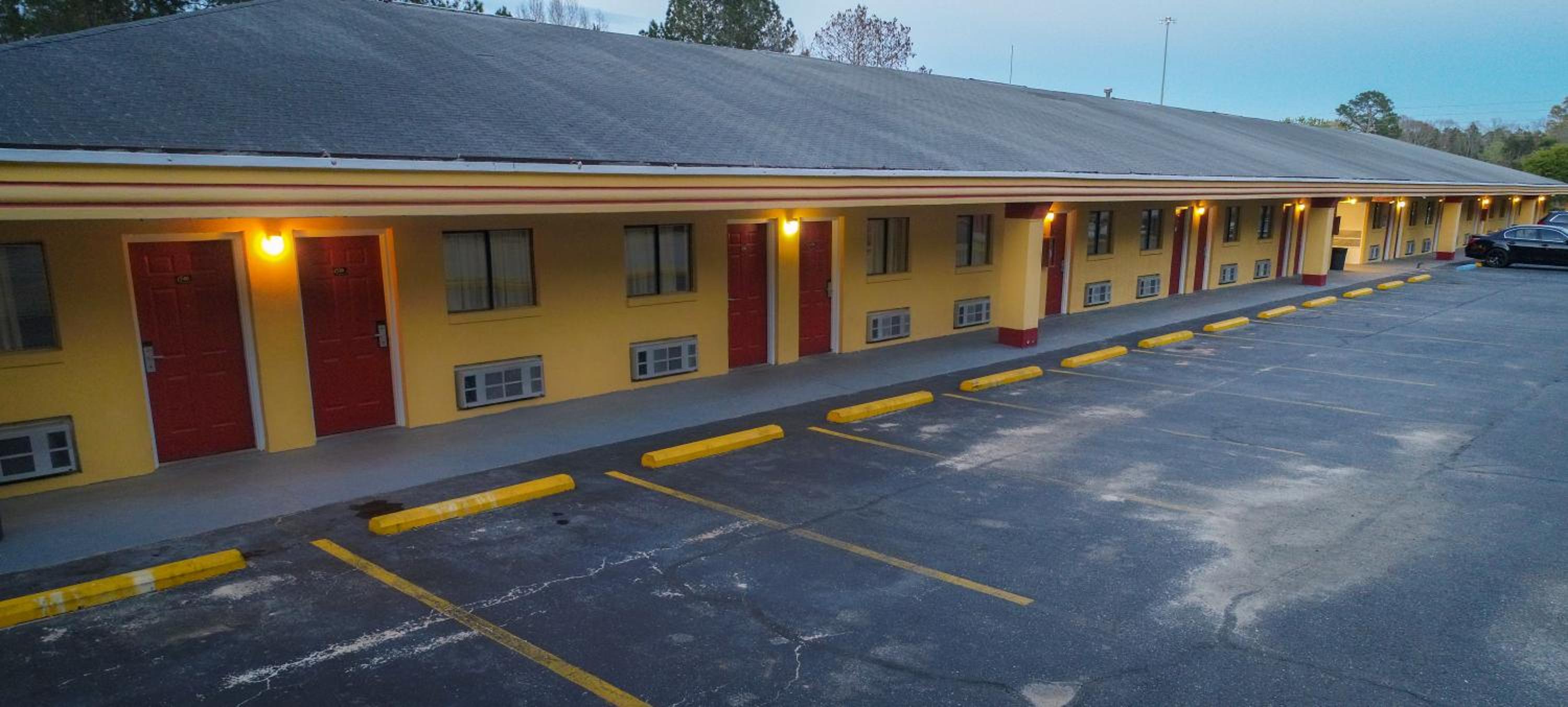 Super 8 by Wyndham Chipley - Property Image 7