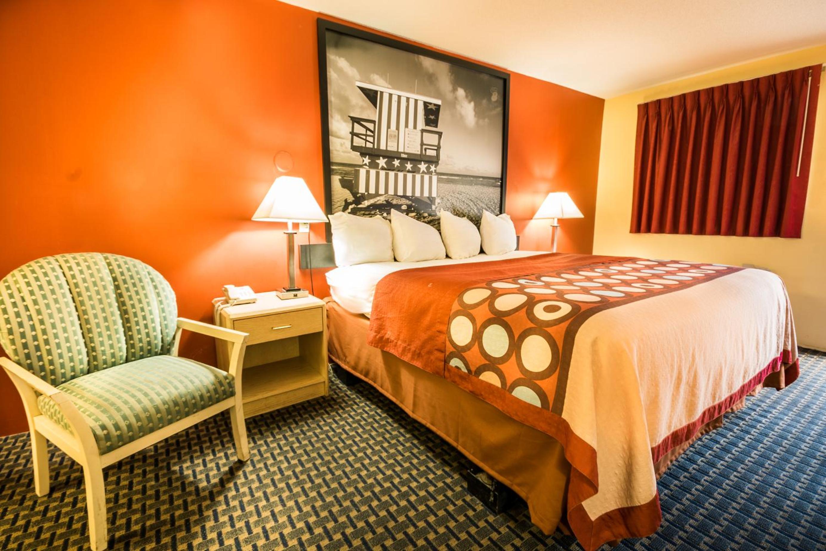 Super 8 by Wyndham Chipley - Property Image 3