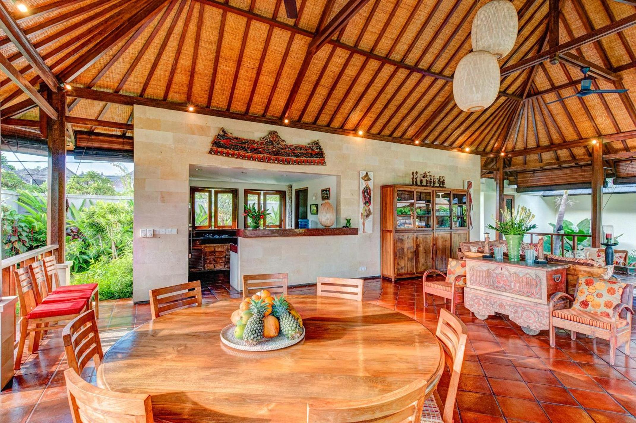 Spacious 4BR Private Estate w-Big Garden and Pool Central Seminyak