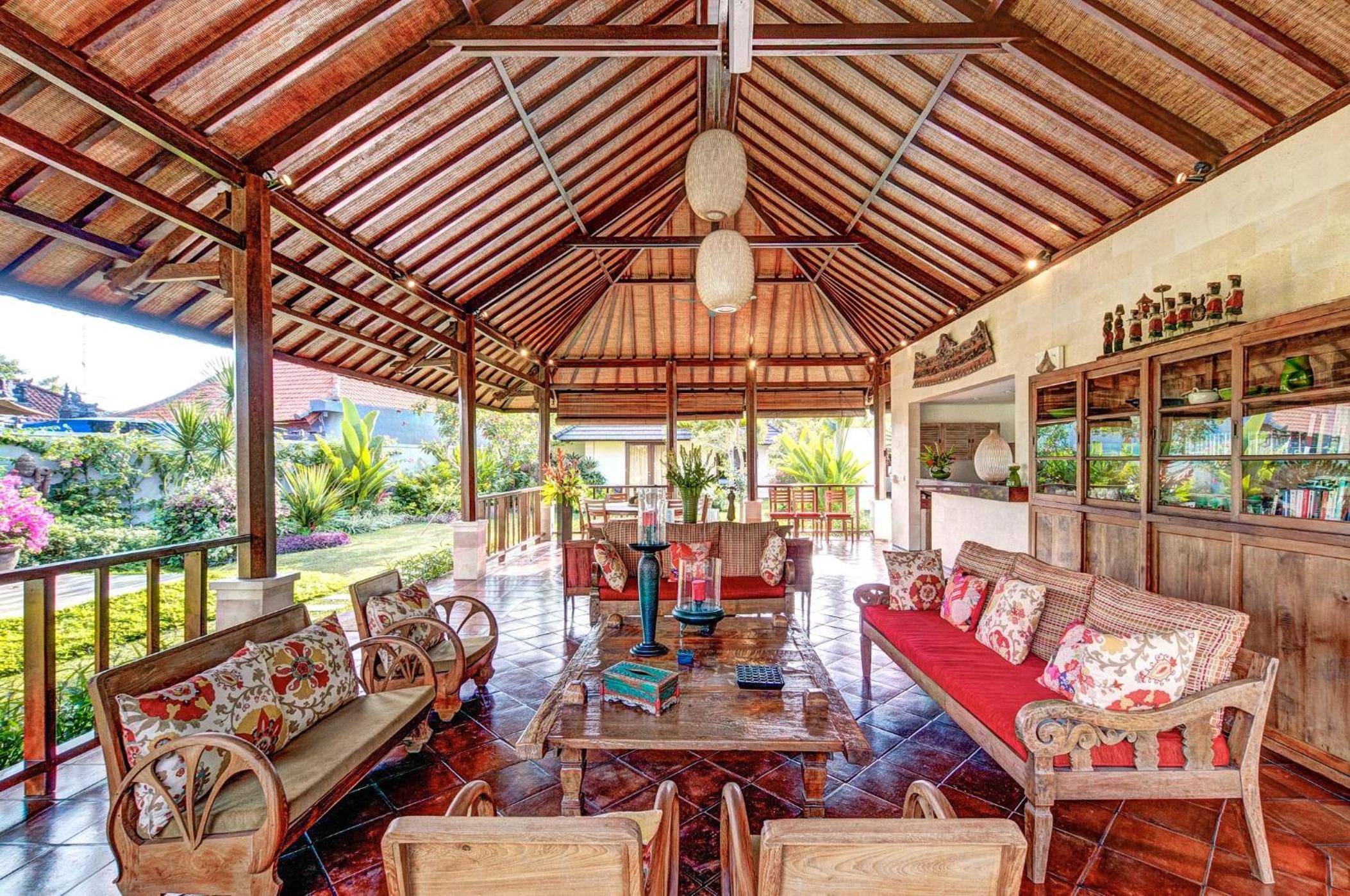 Spacious 4BR Private Estate w-Big Garden and Pool Central Seminyak