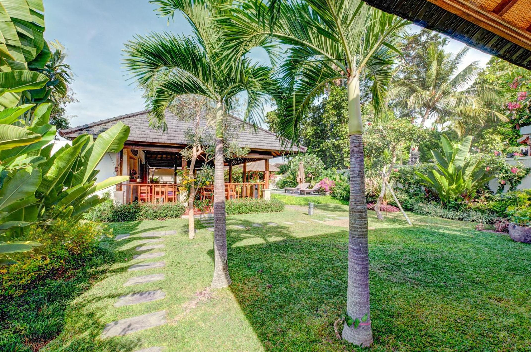 Spacious 4BR Private Estate w-Big Garden and Pool Central Seminyak
