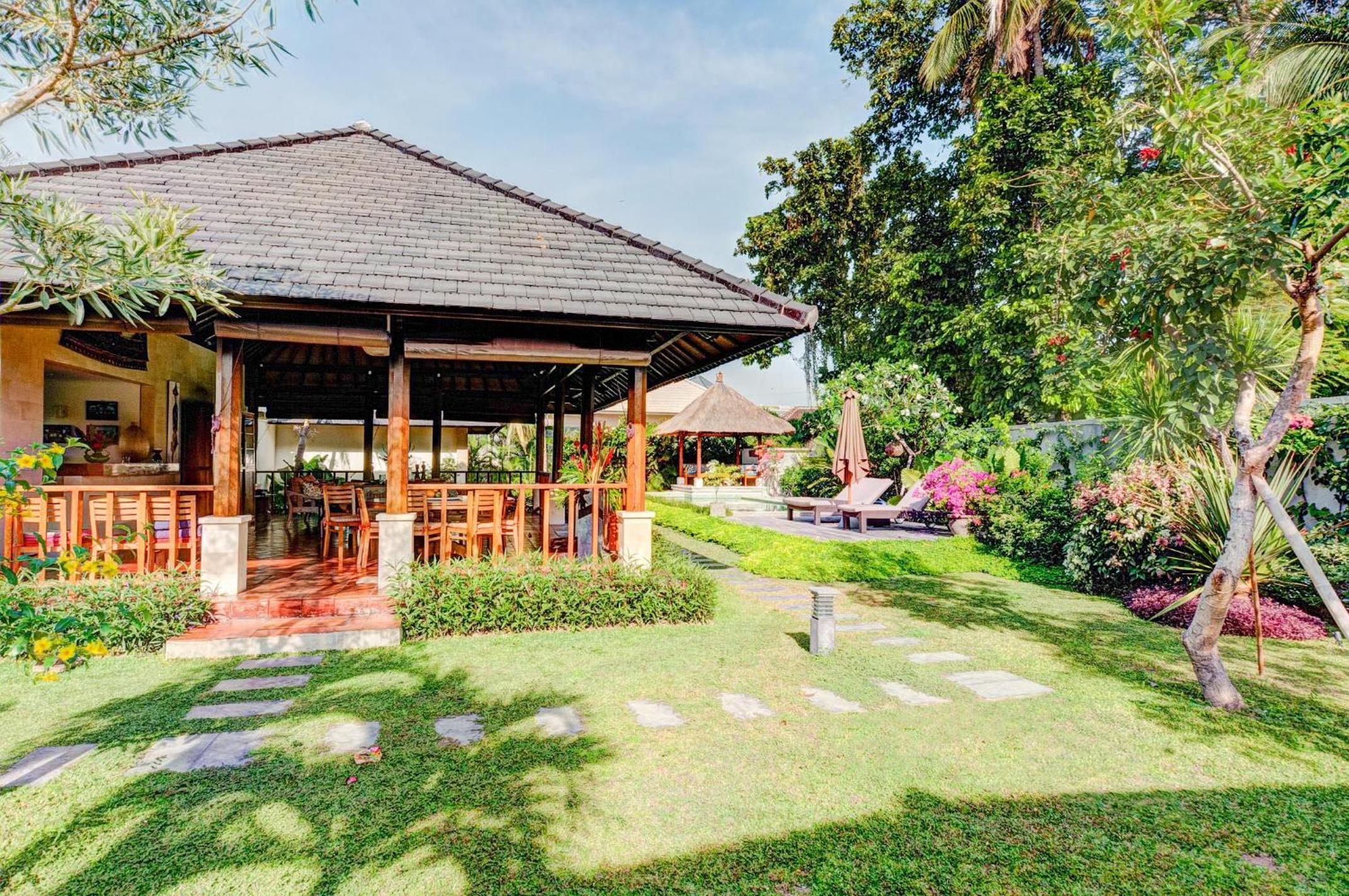 Spacious 4BR Private Estate w-Big Garden and Pool Central Seminyak