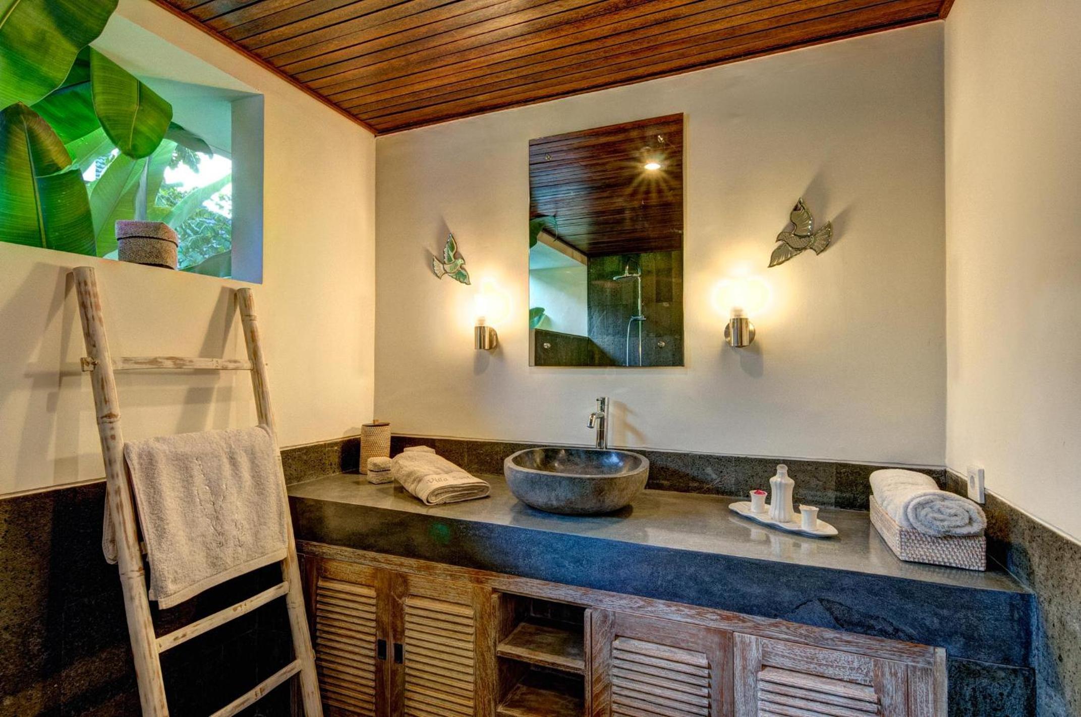 Spacious 4BR Private Estate w-Big Garden and Pool Central Seminyak