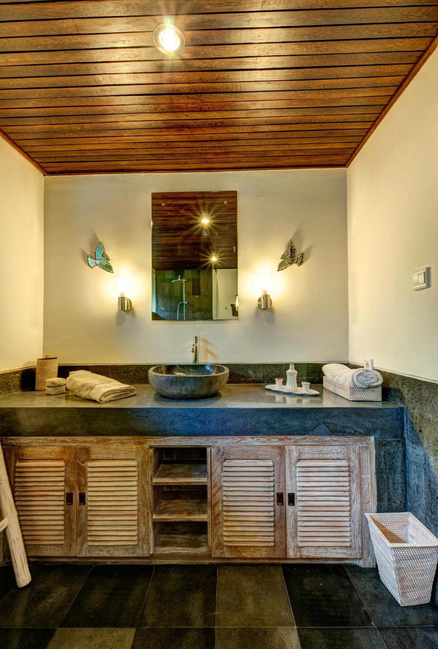 Spacious 4BR Private Estate w-Big Garden and Pool Central Seminyak