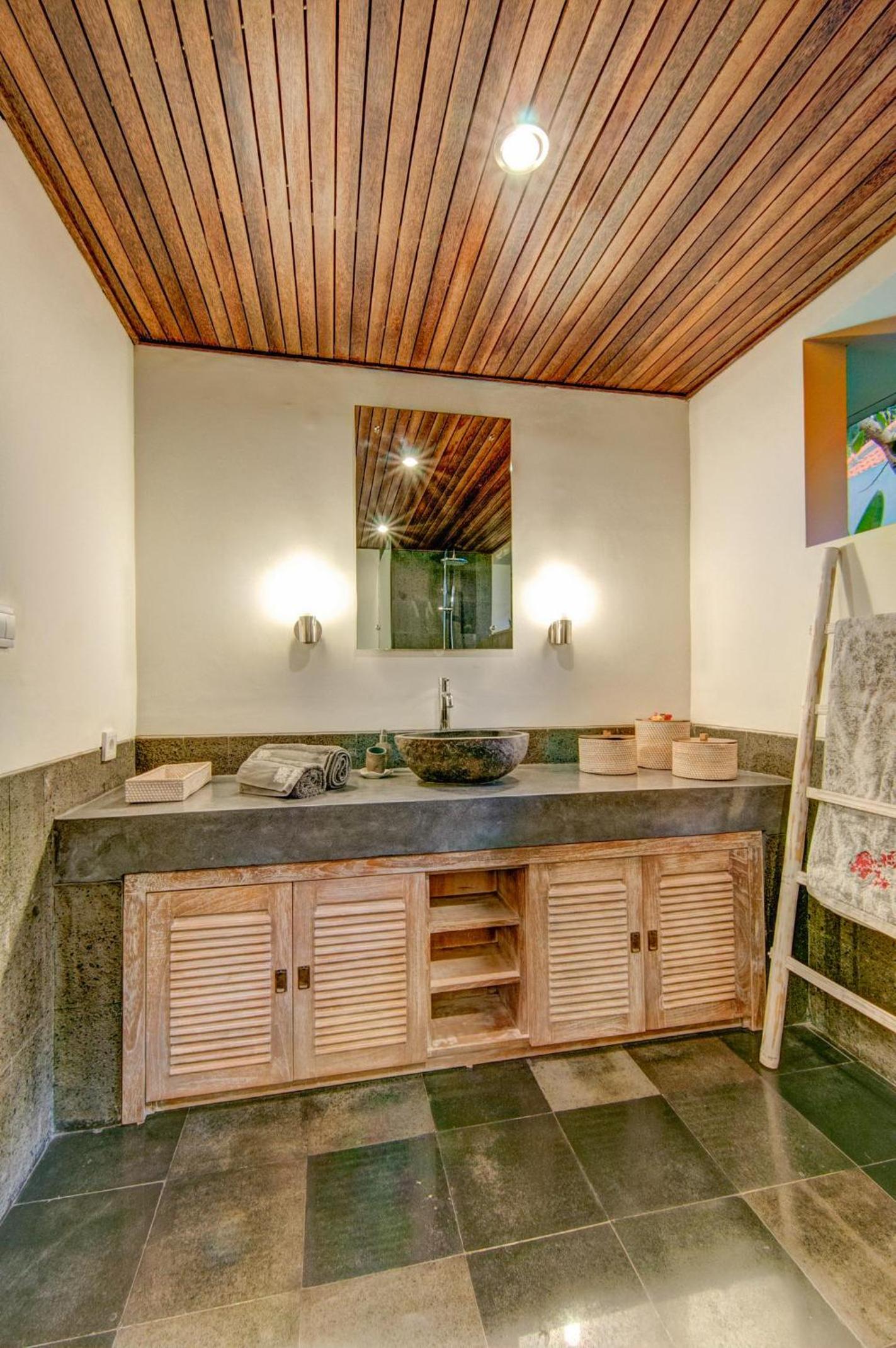 Spacious 4BR Private Estate w-Big Garden and Pool Central Seminyak