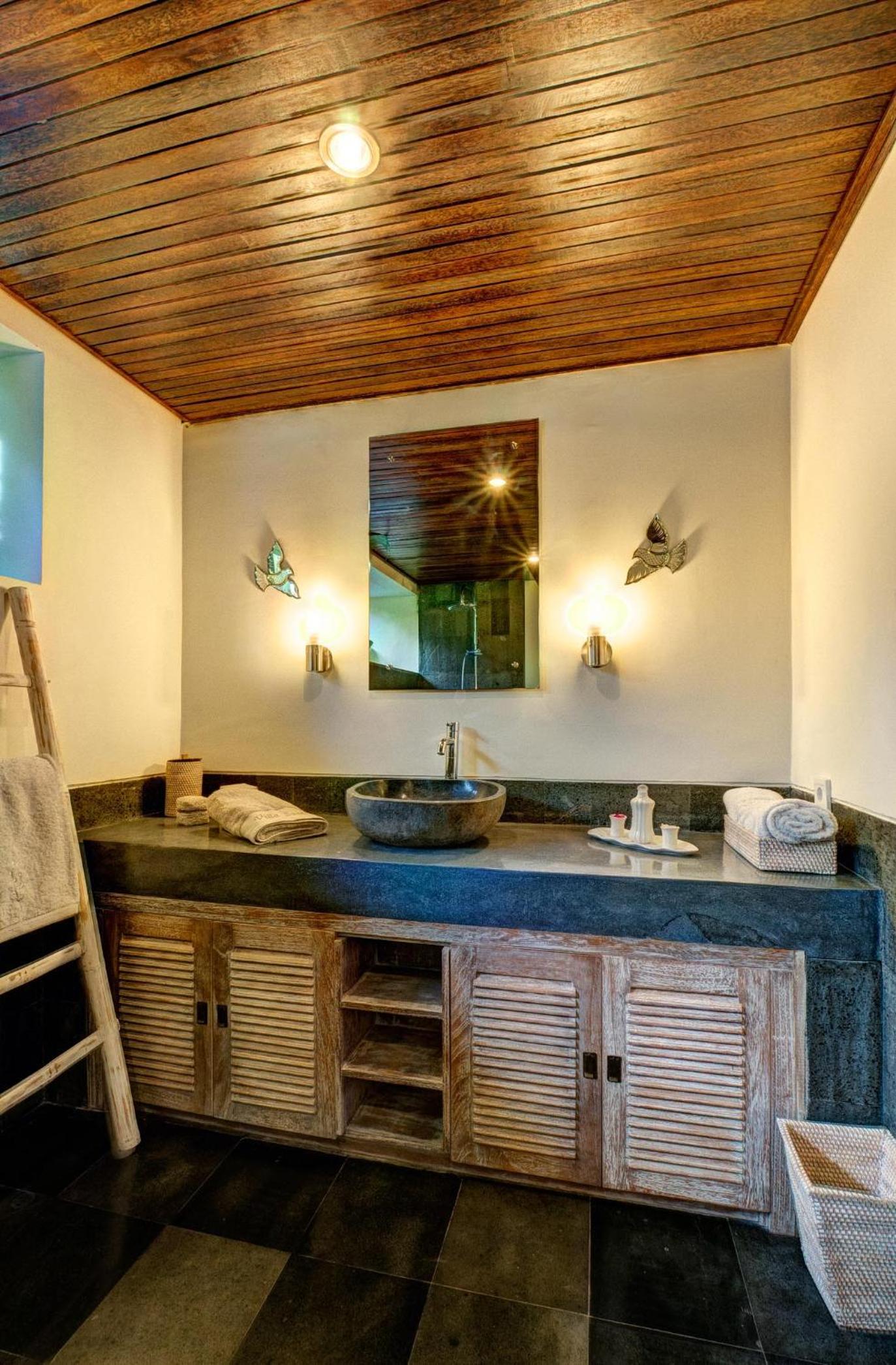 Spacious 4BR Private Estate w-Big Garden and Pool Central Seminyak