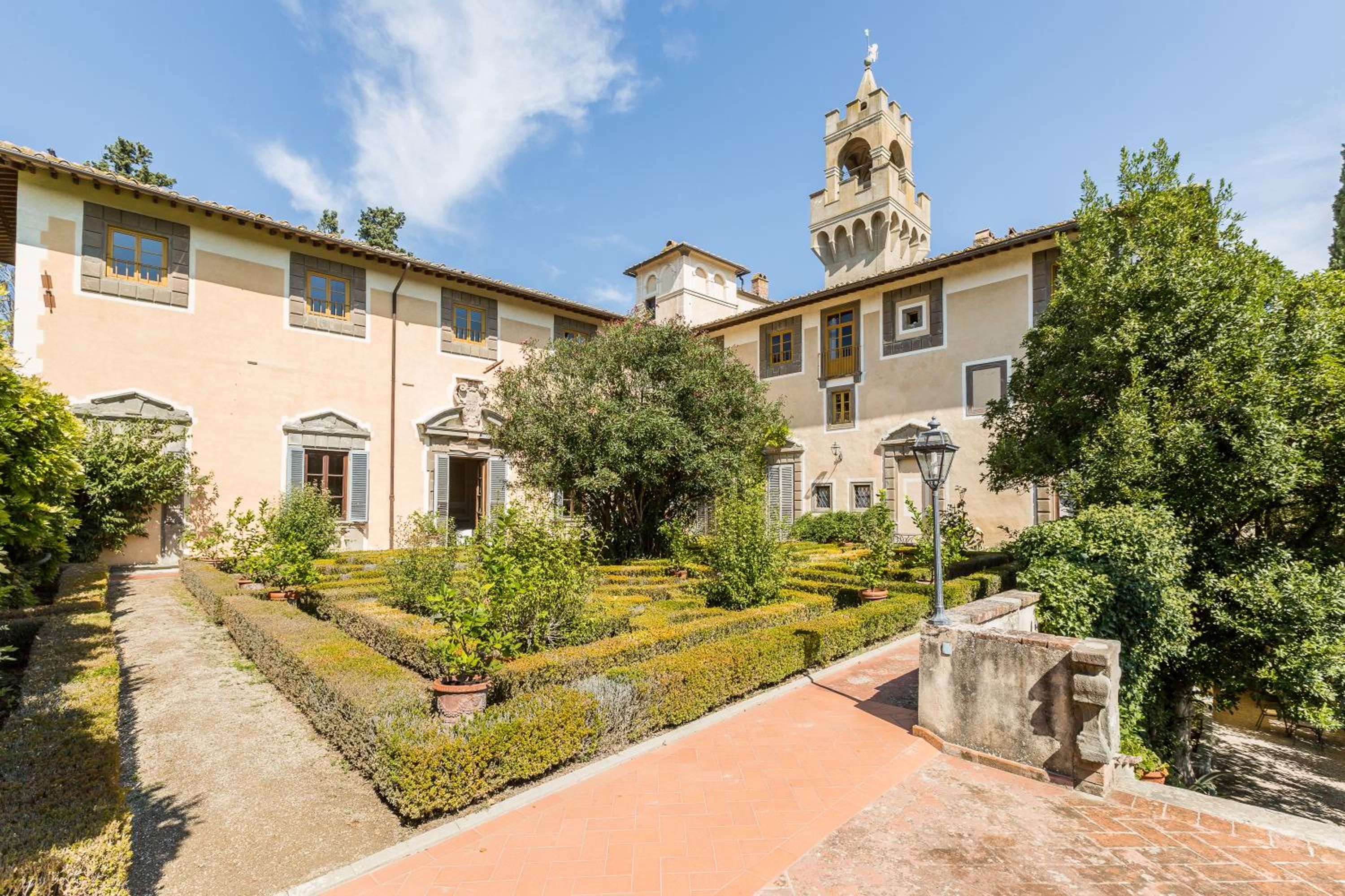 Castello di Montegufoni by PosarelliVillas