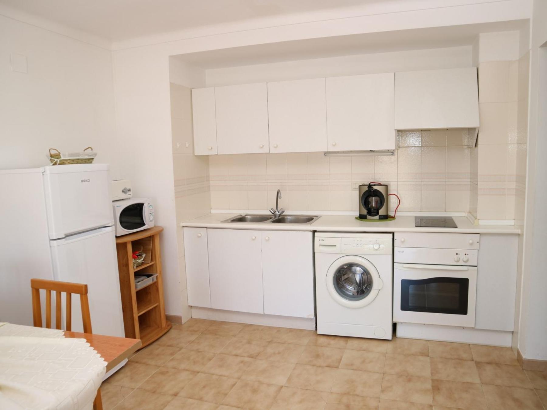 DELTA 5º2ª en Roses — kitchen