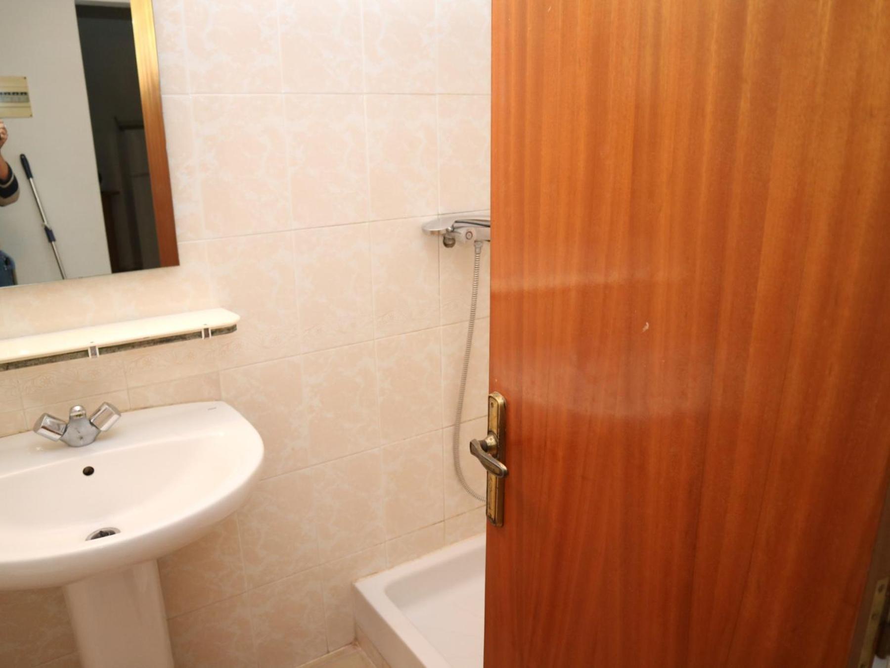 DELTA 5º2ª en Roses — bathroom