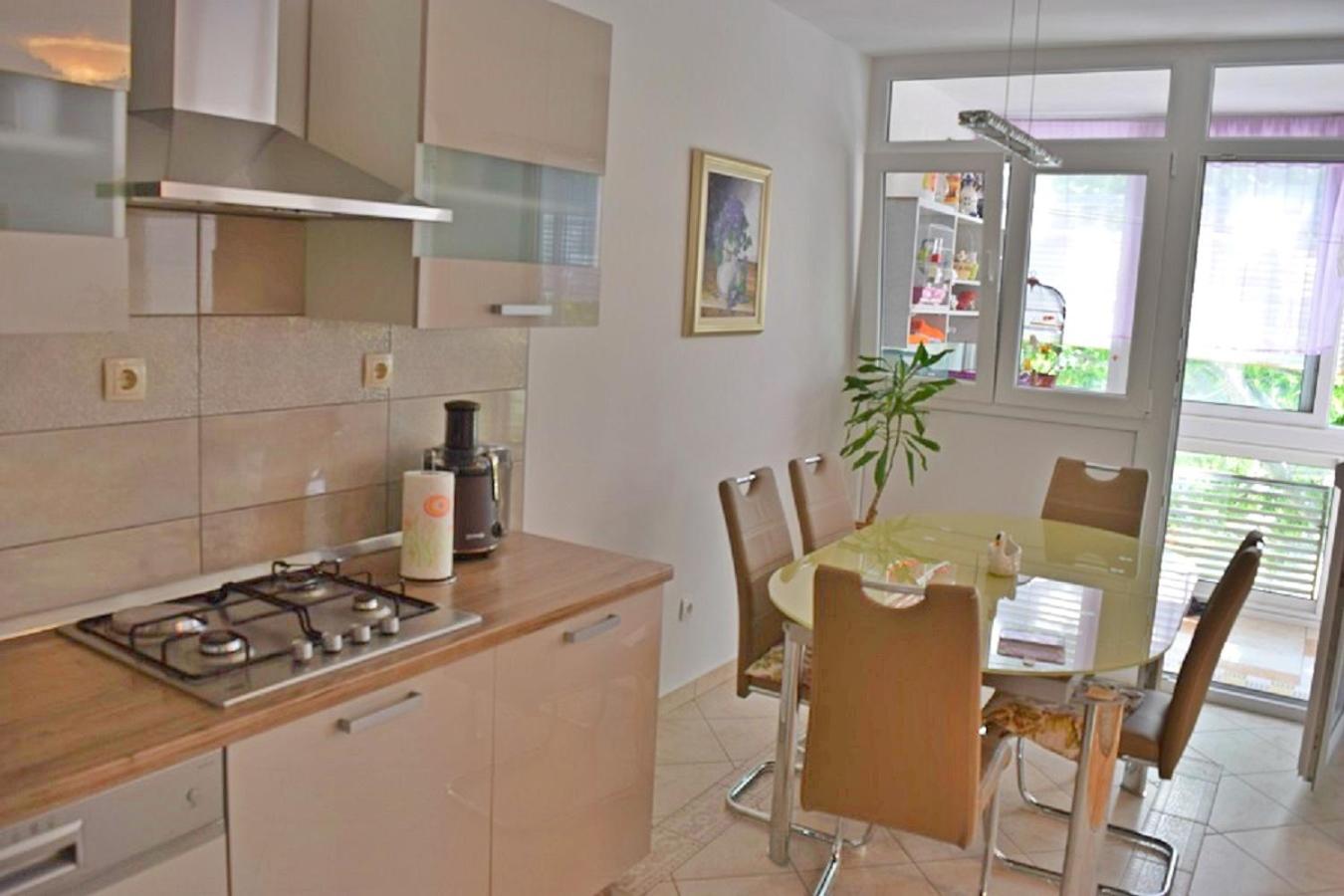 Beach apartment Ivanka in Omis view 4