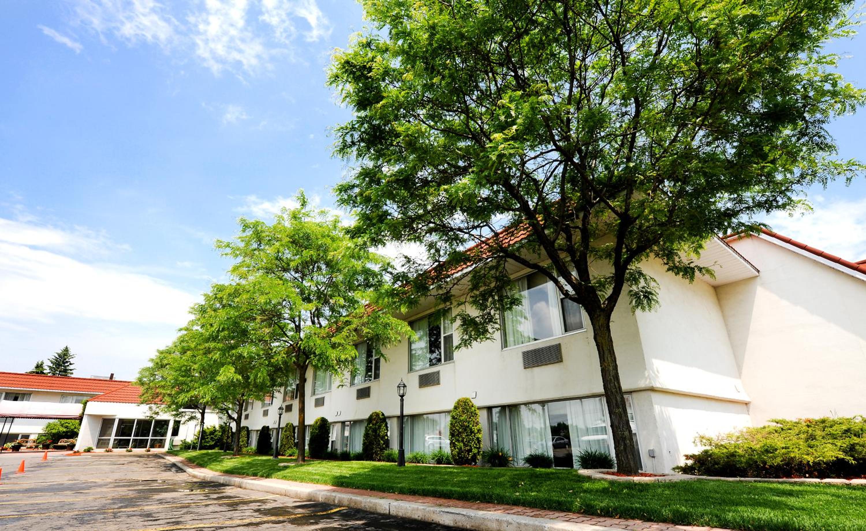 Adam's Airport Inn - Image 3