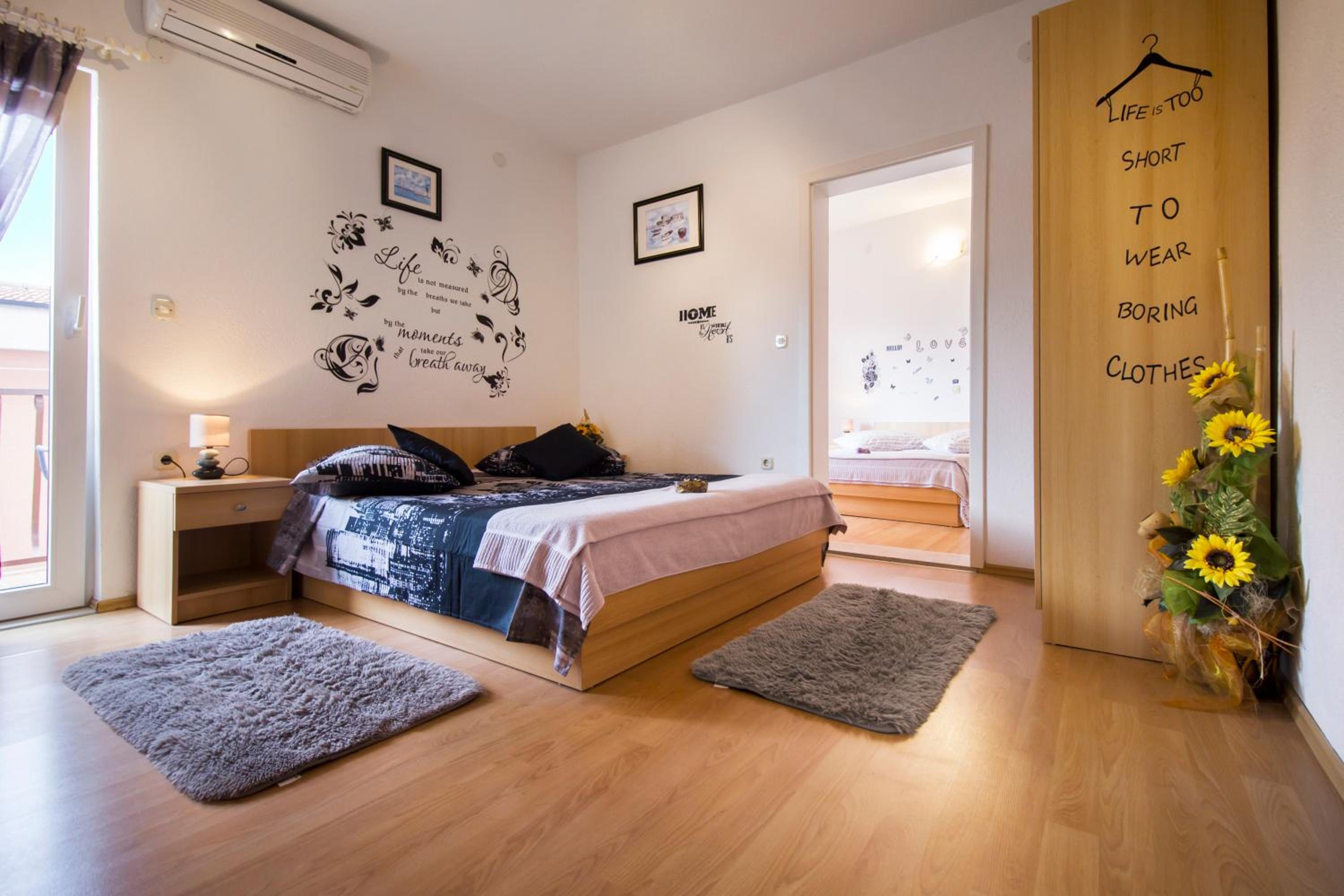 Apartment & Rooms Marigold view 3