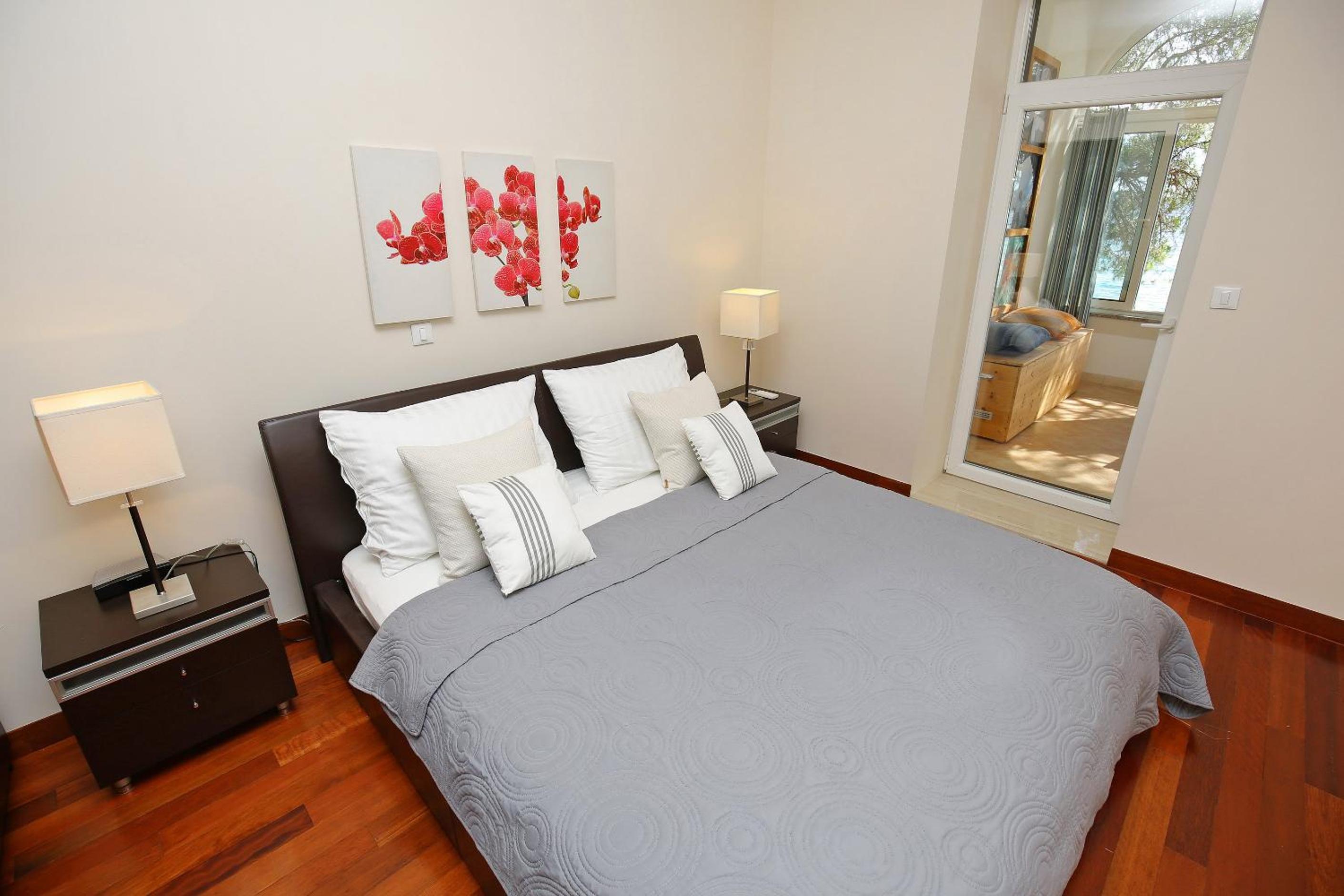SeaFront Beach Apartment - DIRECTLY AT THE BEACH view 4