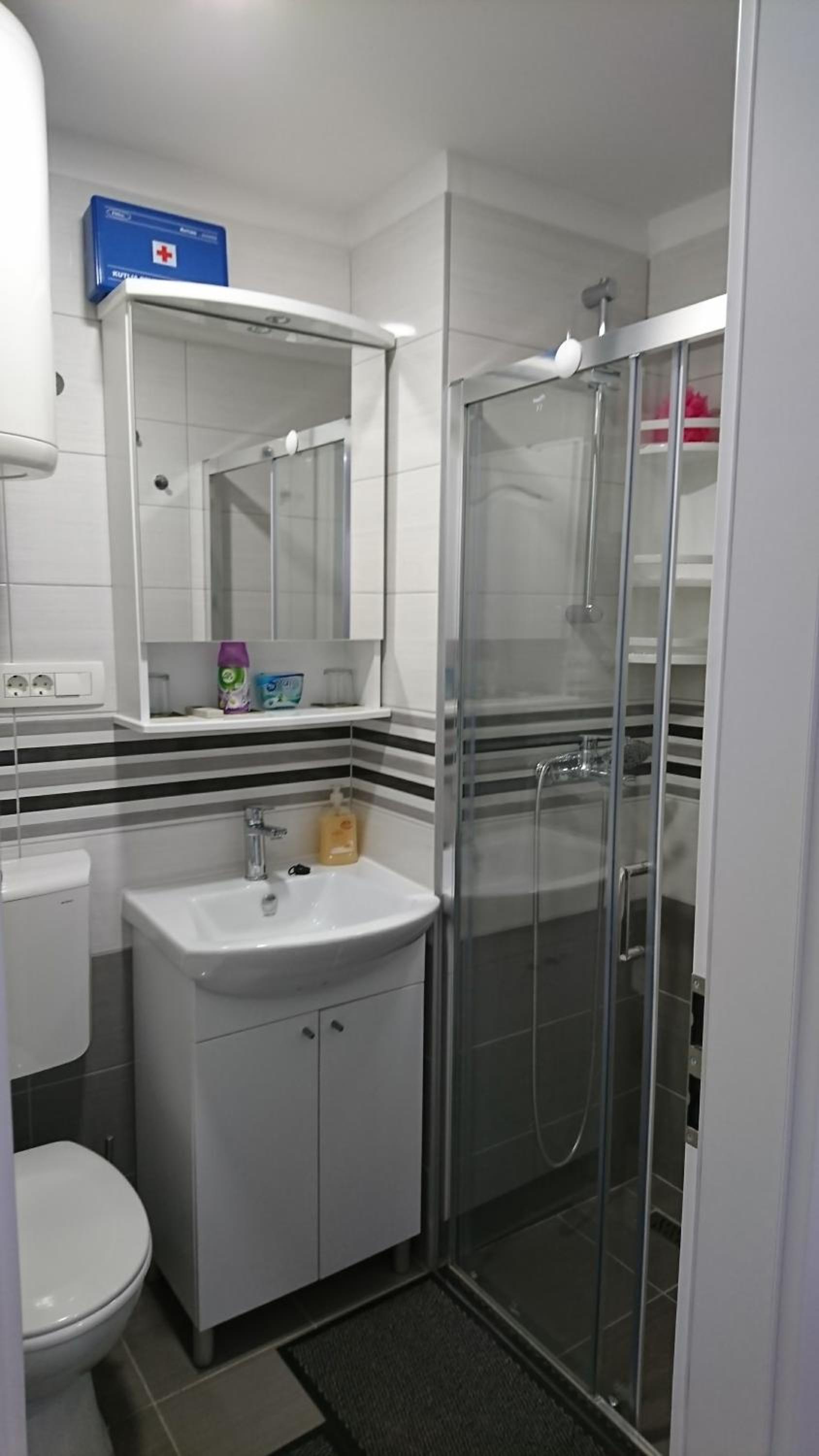 4 seasons - under forest park, FREE parking en Split — bathroom