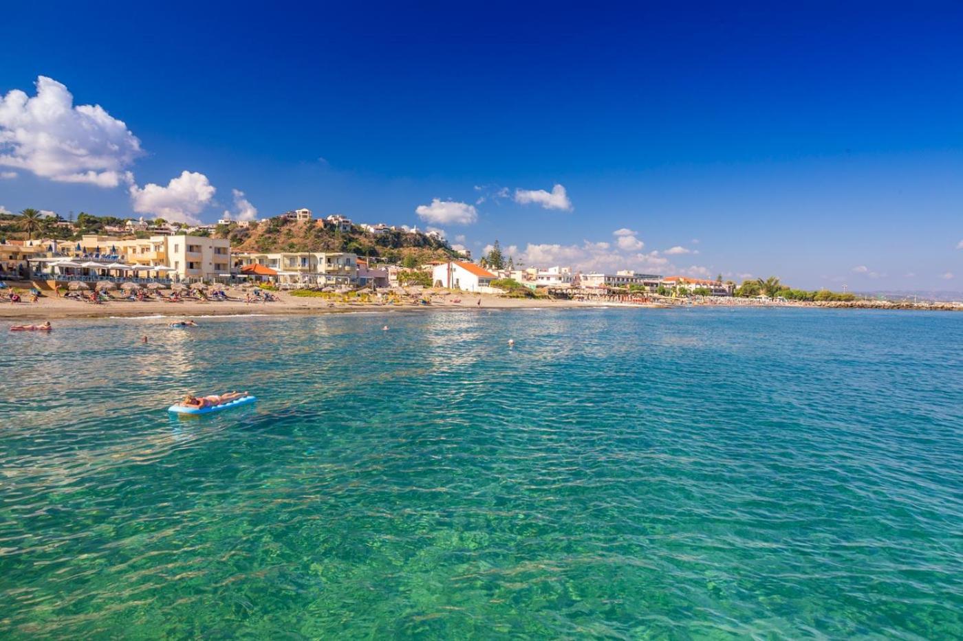 2-Bed Blue & White Apartment with Jacuzzi, BBQ, Garden, near Beach view 3