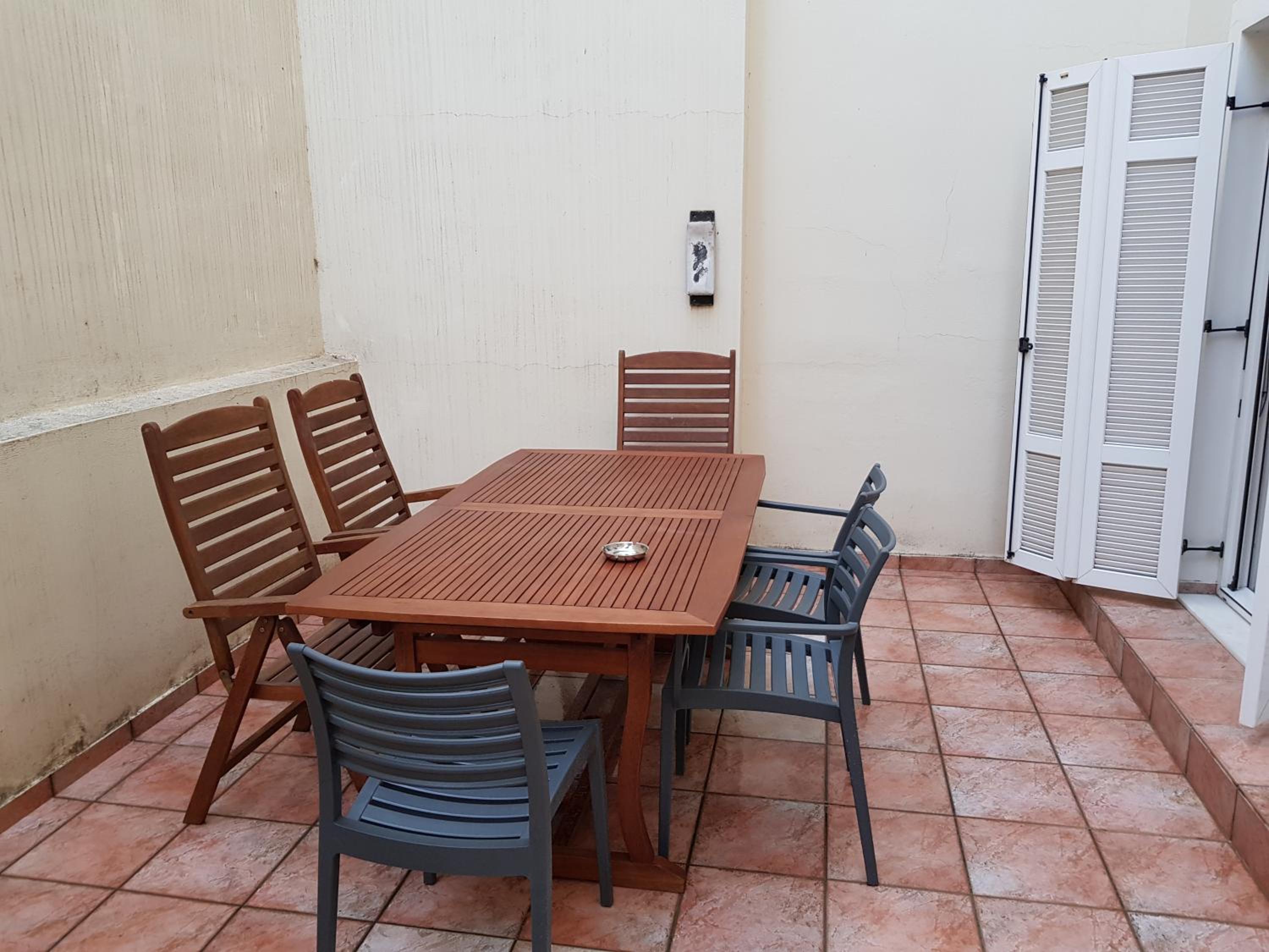 Cosy Apartment with patio by YHA en Athens