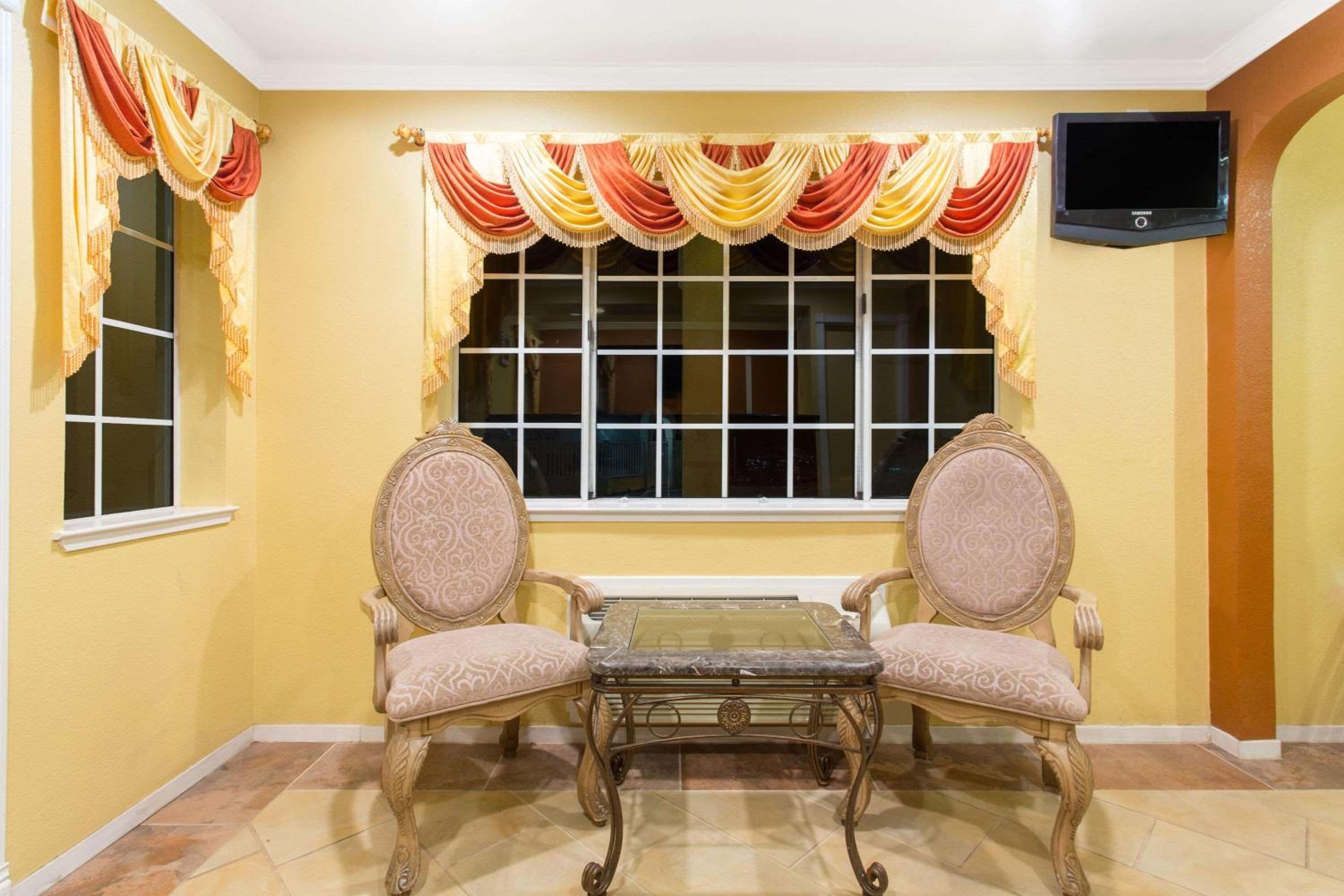 Upper Lake Inn & Suites view 3