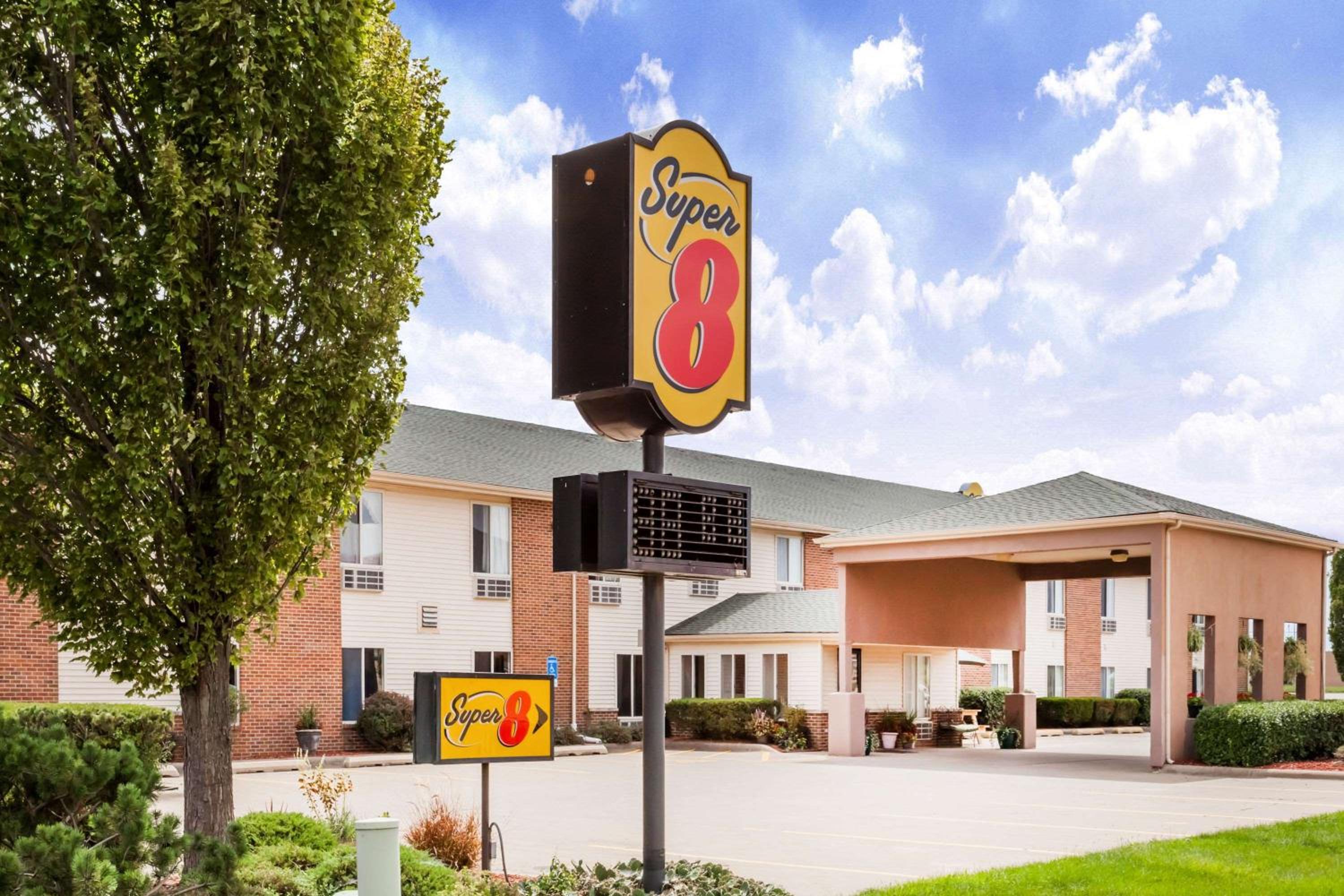 Peoria Vacations - Super 8 by Wyndham Pekin/Peoria Area - Property Image 1