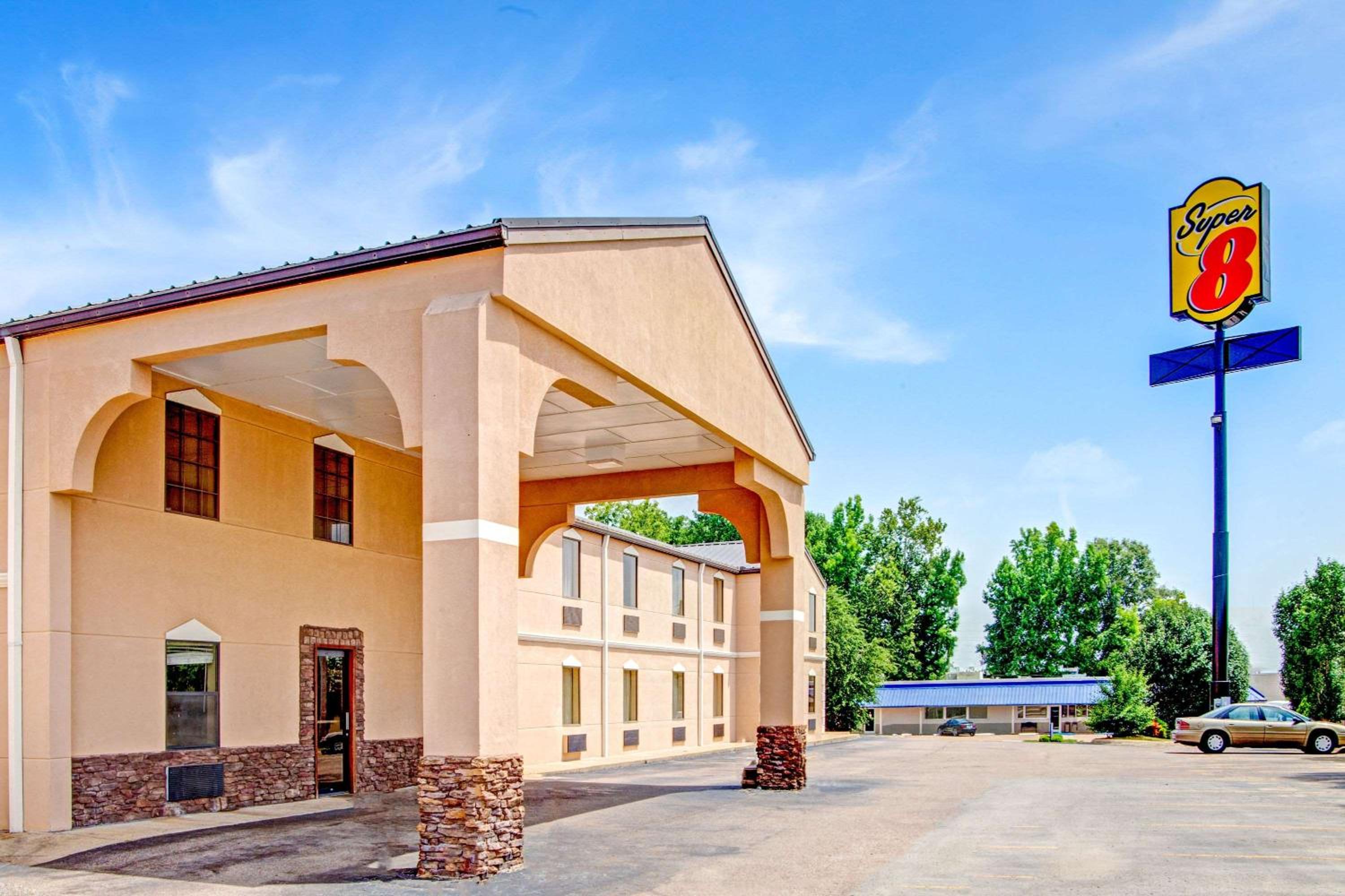 Forrest City Vacations - Super 8 by Wyndham Forrest City AR - Property Image 3