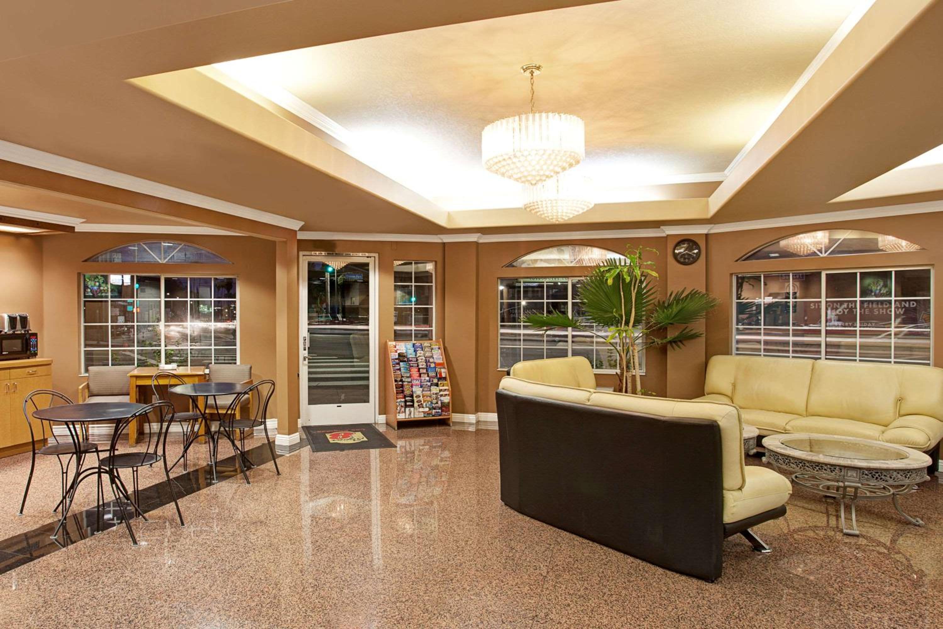 Super 8 by Wyndham Los Angeles Downtown 2