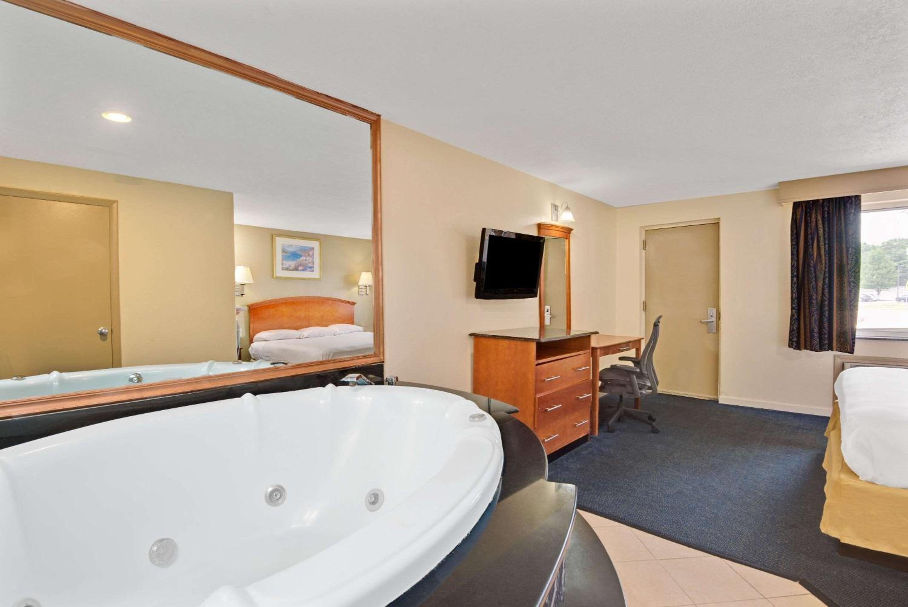 Milford Vacations - Super 8 by Wyndham Milford/New Haven - Property Image 5