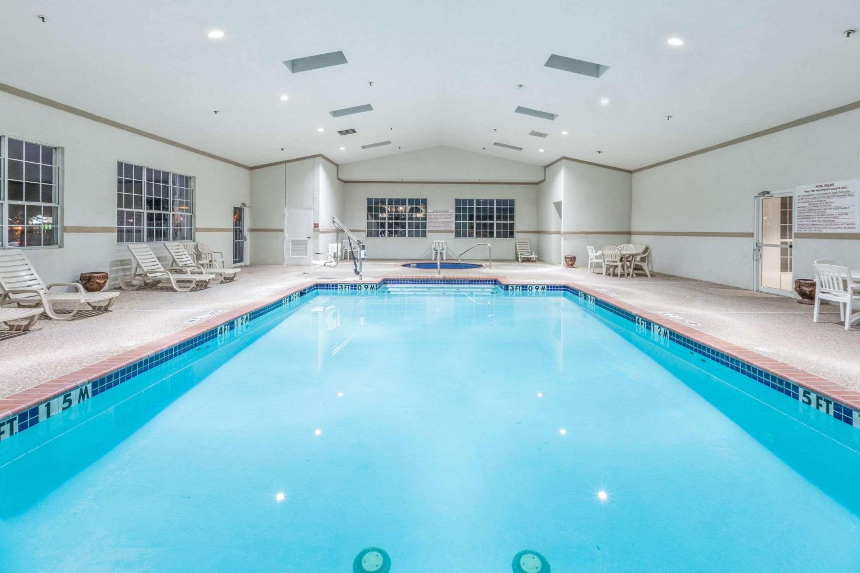 Hillsboro Vacations - Super 8 by Wyndham Hillsboro TX - Property Image 2