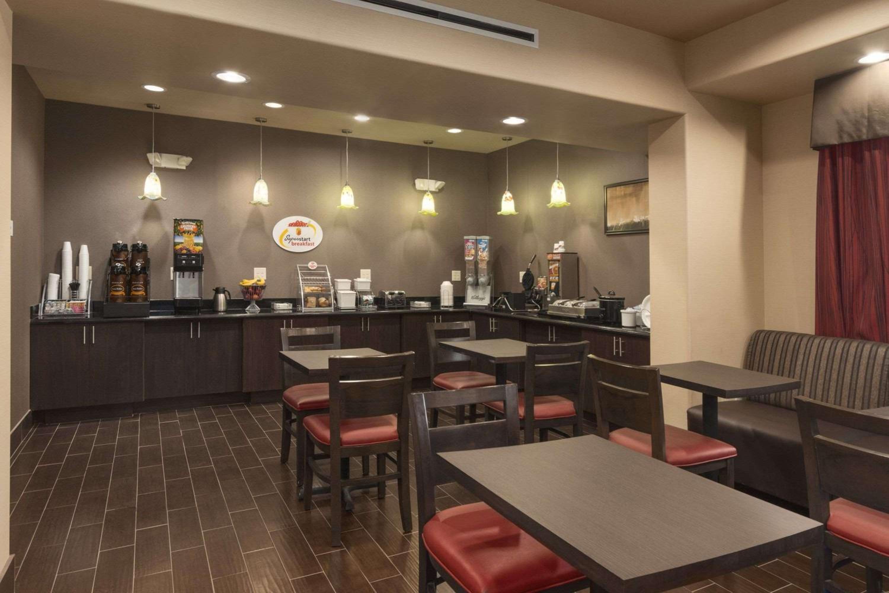 Super 8 by Wyndham Karnes City