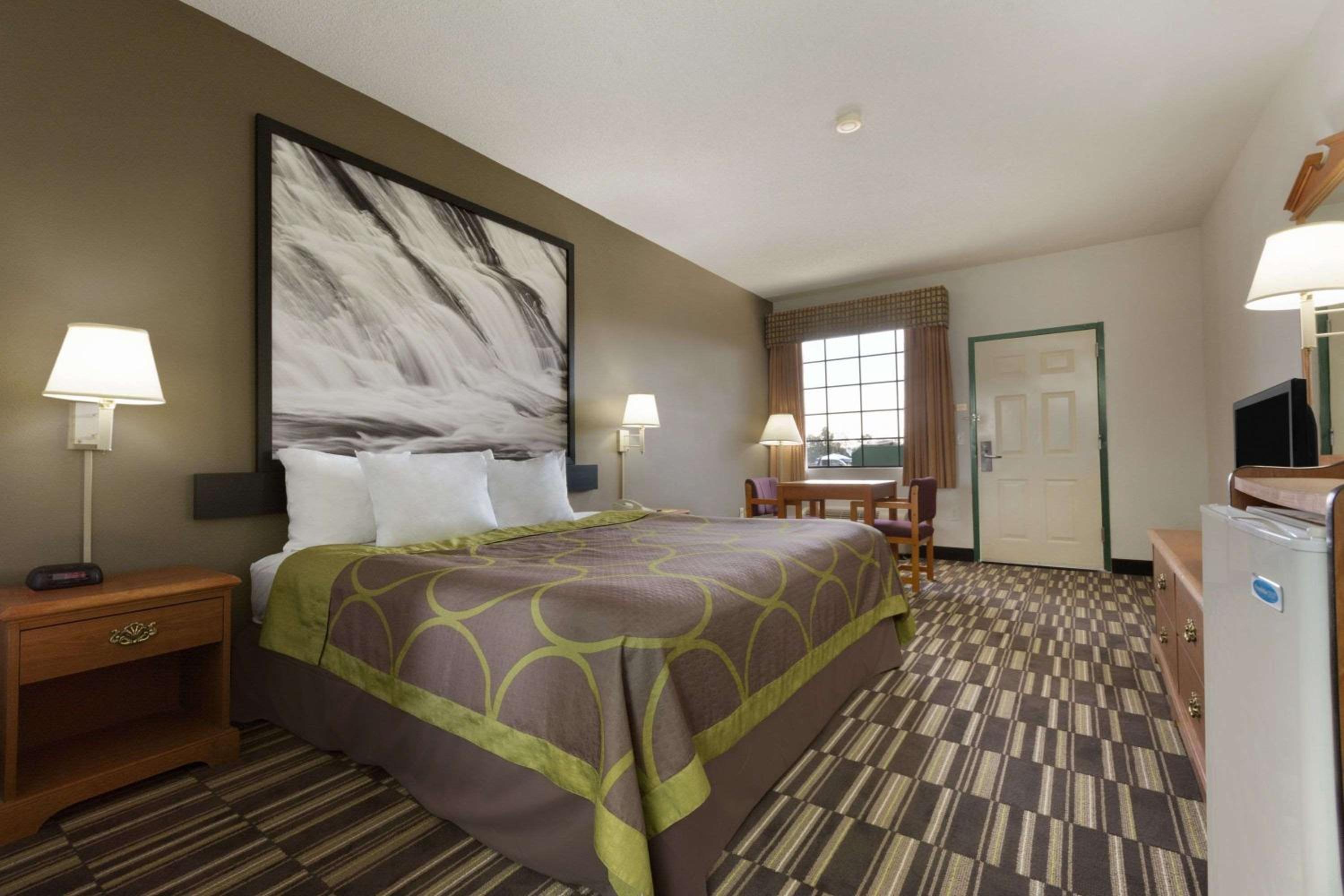 Super 8 by Wyndham Chatsworth/Dalton view 5